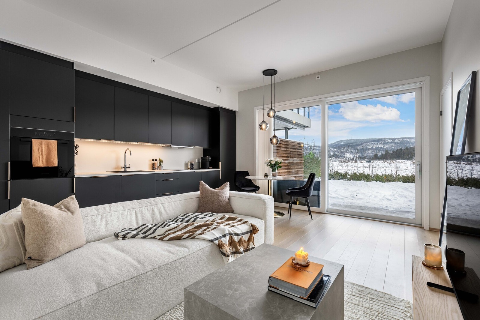 Privatmegleren ved Magnus Landgraff har gleden av å presentere denne innbydende 2-roms leilighet rett ved fjorden fra 2023! Galleribilde