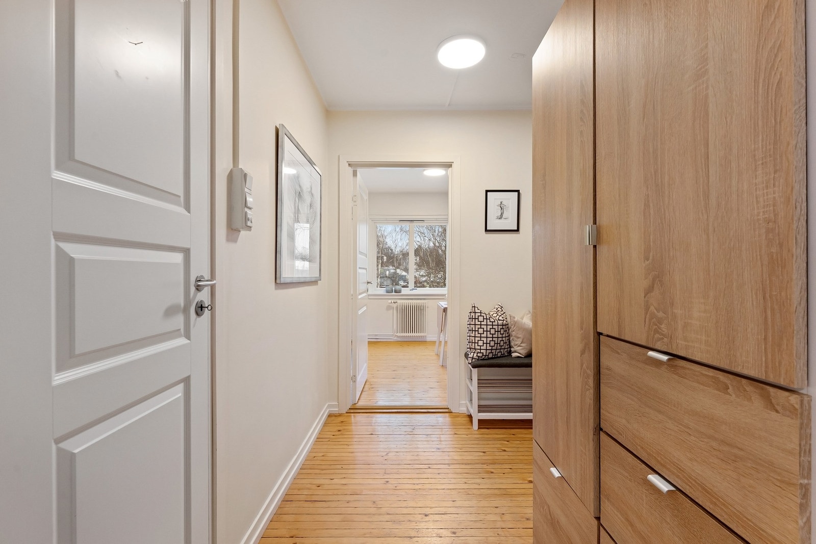 Praktisk lagringsplass med en innvendig bod, i tillegg til to boder i kjelleren. Galleribilde