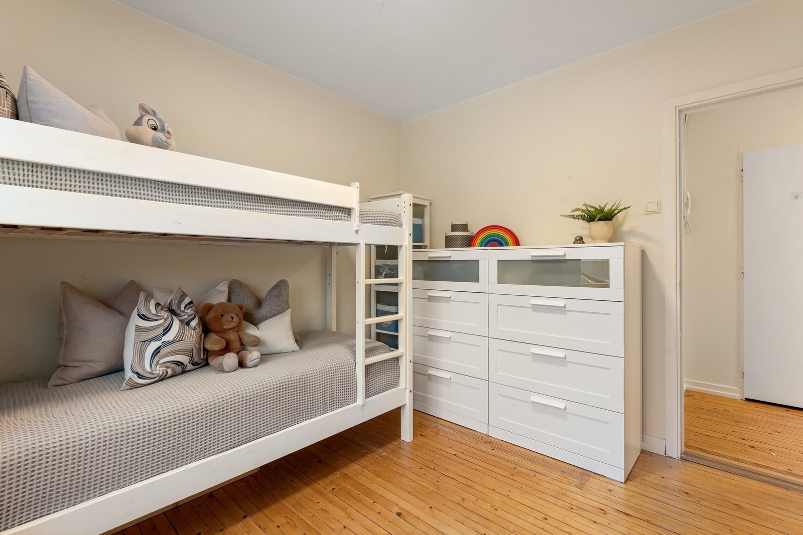 Rommet har plass til køyeseng og oppbevaringsmøbler. Galleribilde