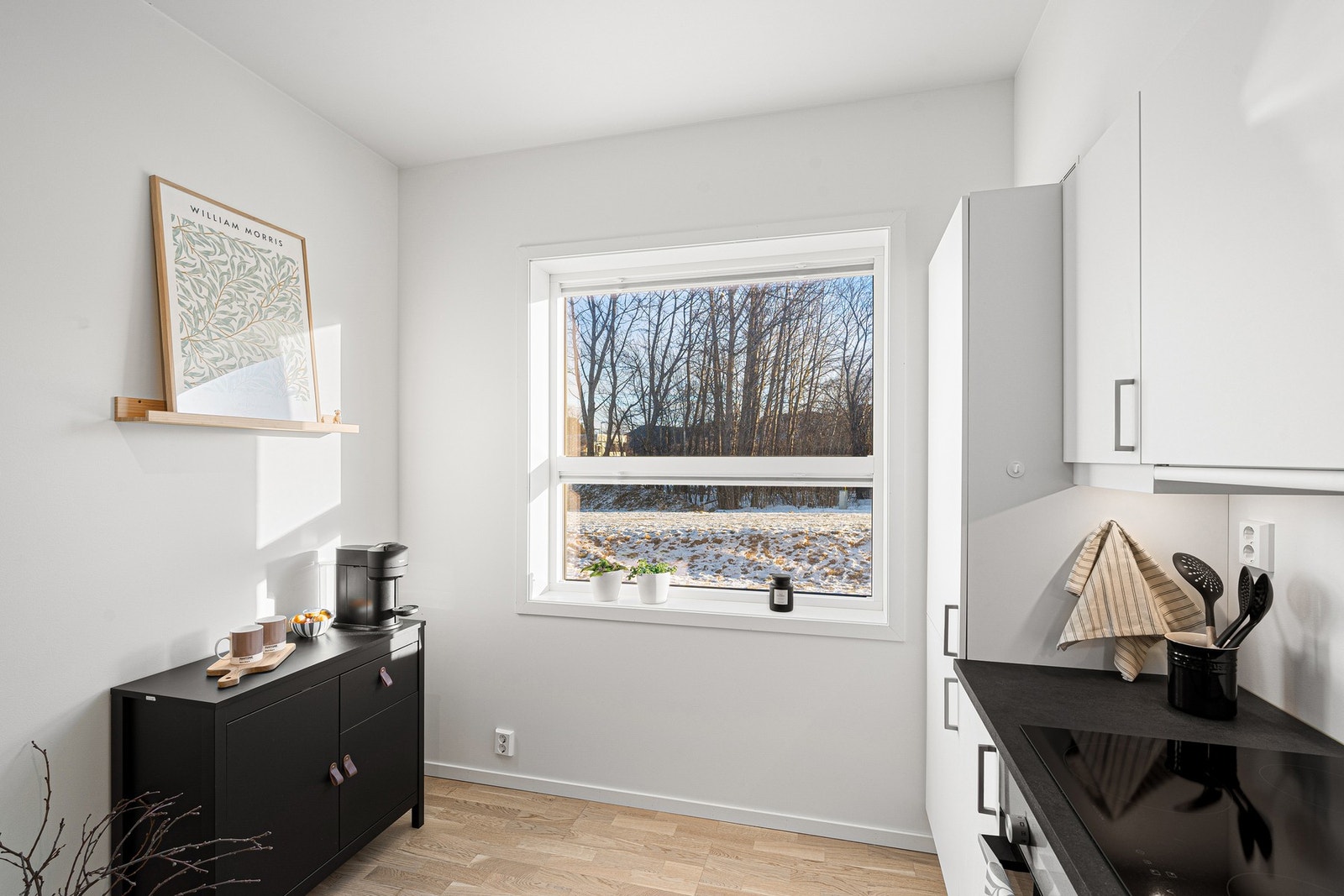 Her har man bl.a integrert platetopp, stekeovn, kjøl/fryseskap og oppvaskmaskin. Galleribilde