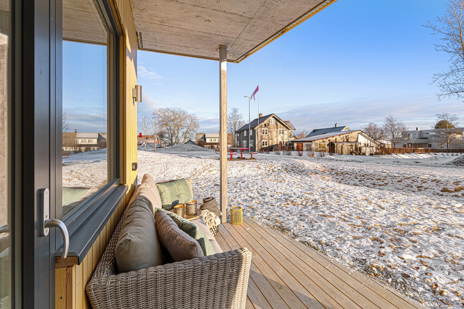 Her har man god plass til ønsket utemøblement. Galleribilde