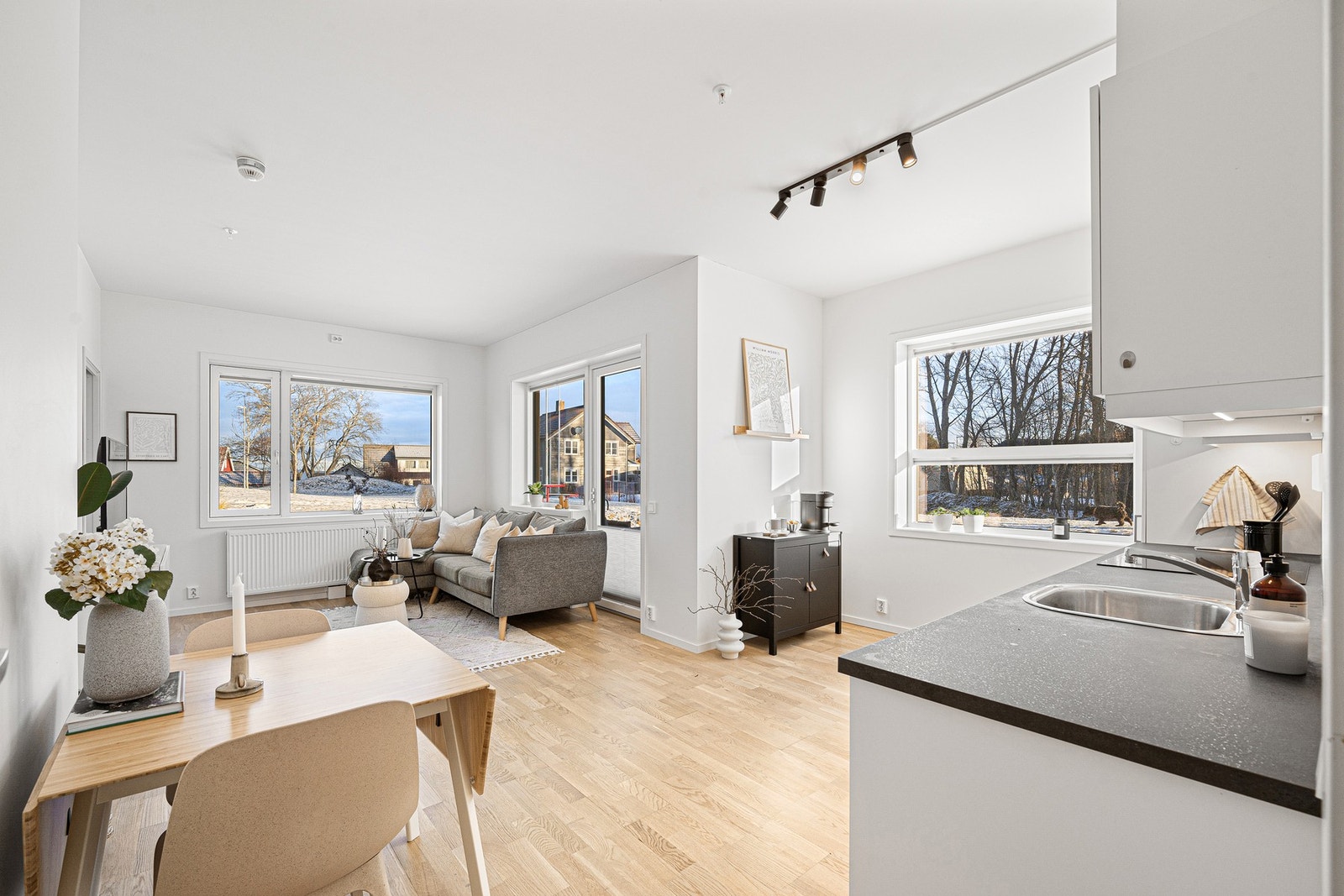 Leiligheten er malt i lyse, moderne og tidsriktige farger og har god belysning. Galleribilde