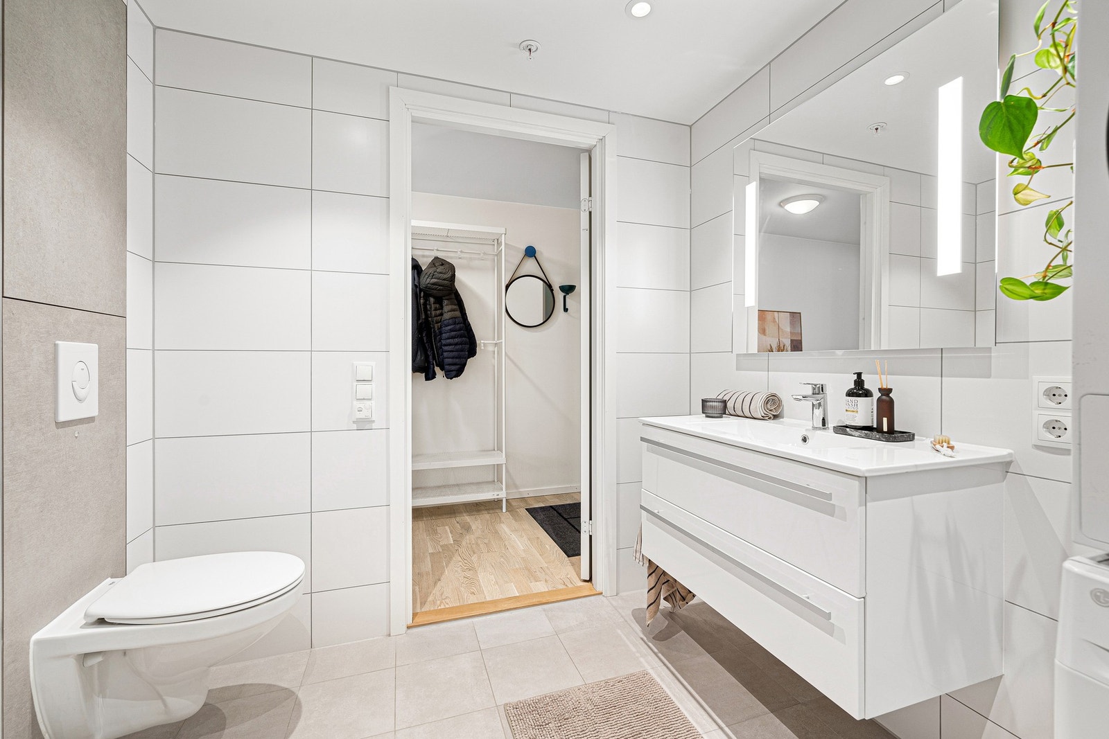 Av utstyr finnes bl.a dusjhjørne med glassdører, gulvvarme, servant med underskap, speil og vegghengt WC. Galleribilde