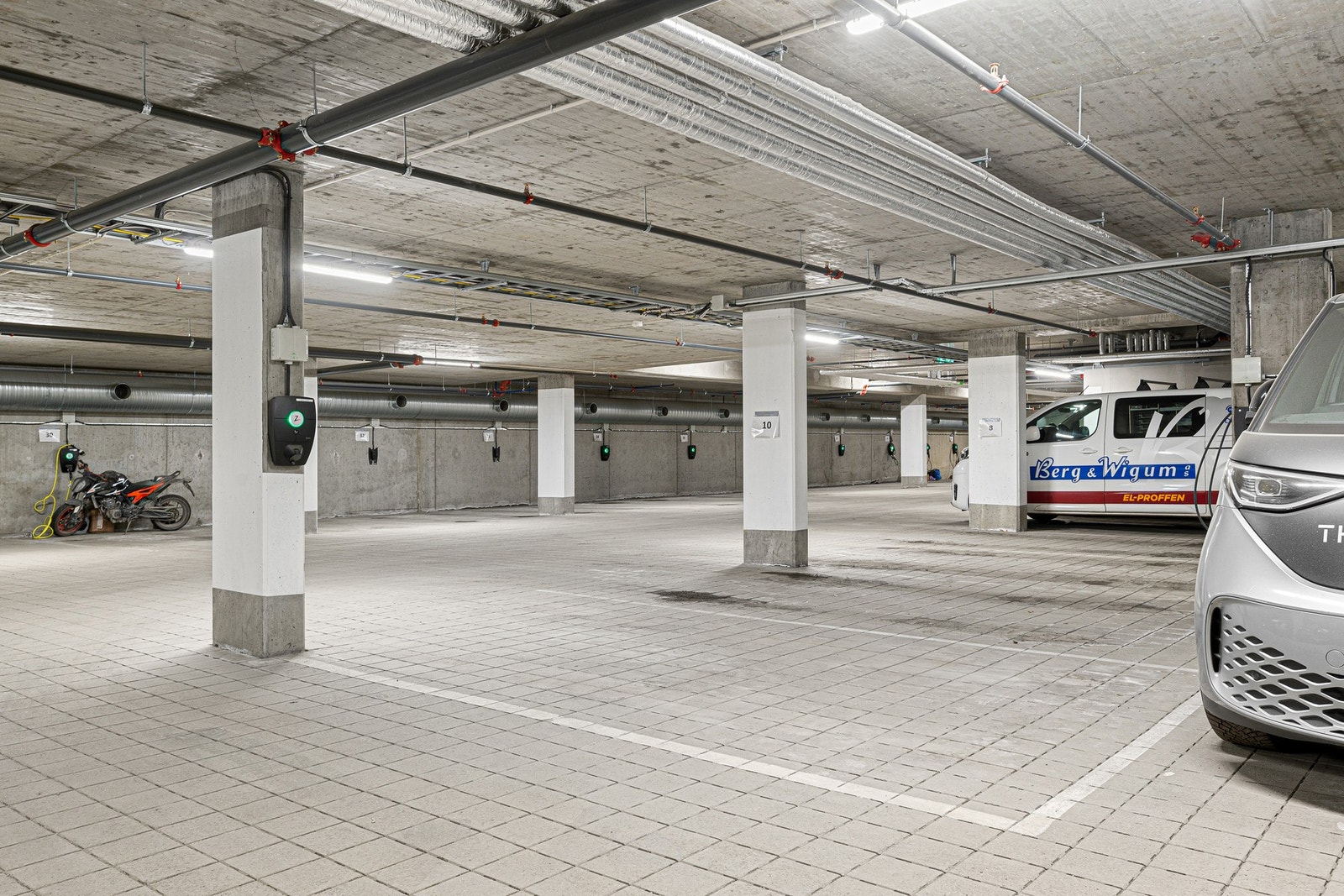 Parkering i felles P-kjeller. Galleribilde