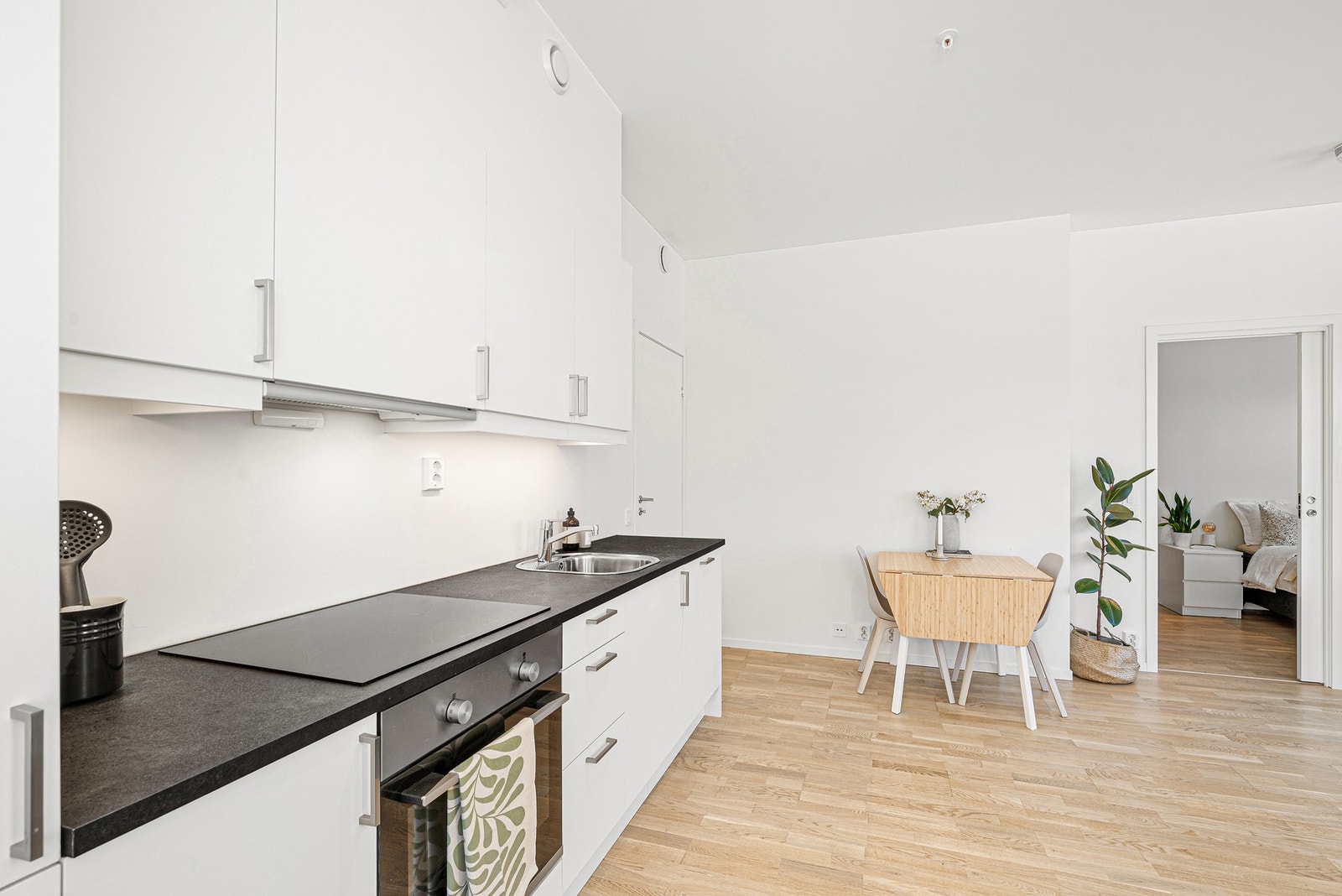 Kjøkkeninnredning med plane fronter og laminert benkeplate. Galleribilde