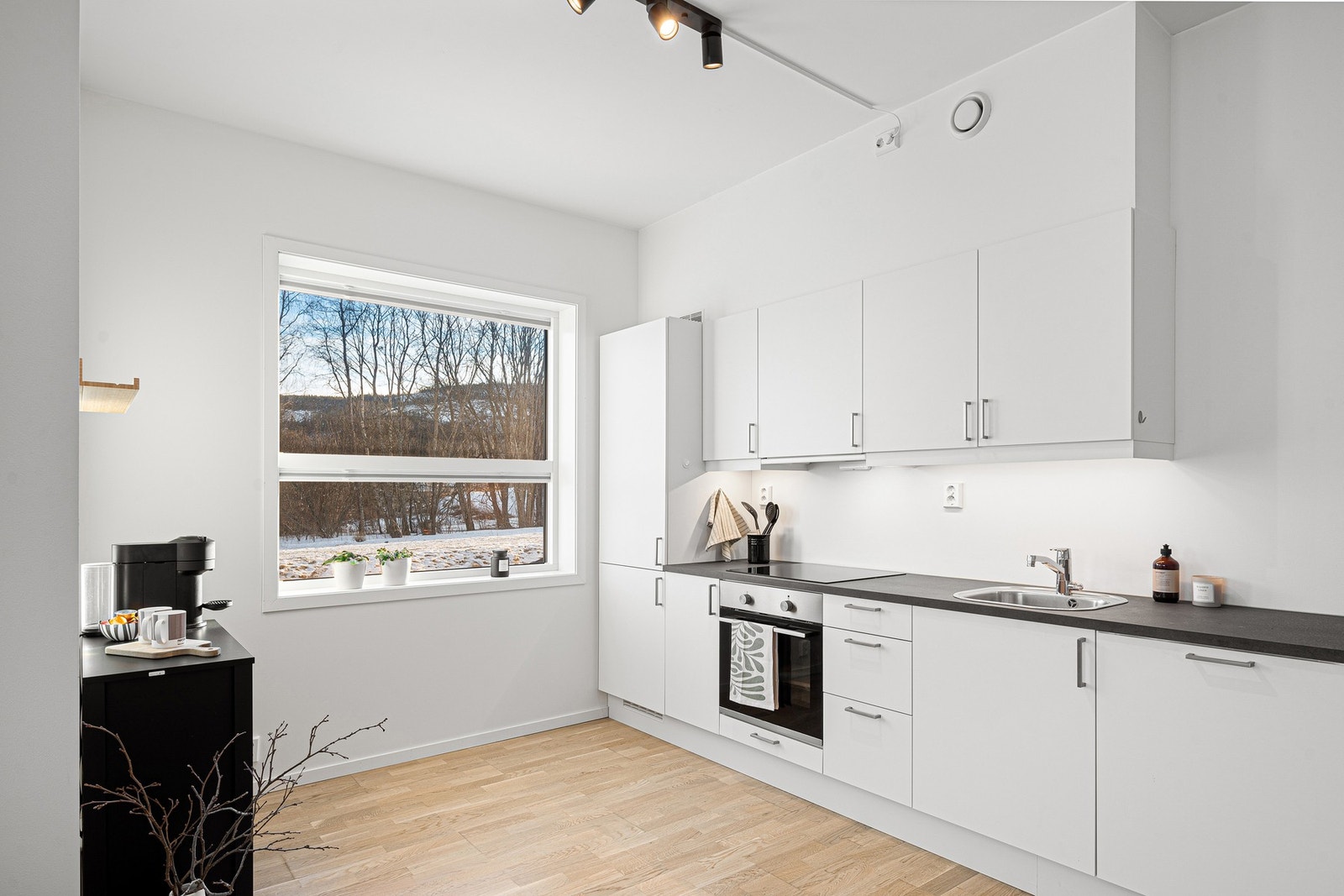 Lyst og stilrent kvalitetskjøkken med integrerte hvitevarer. Galleribilde