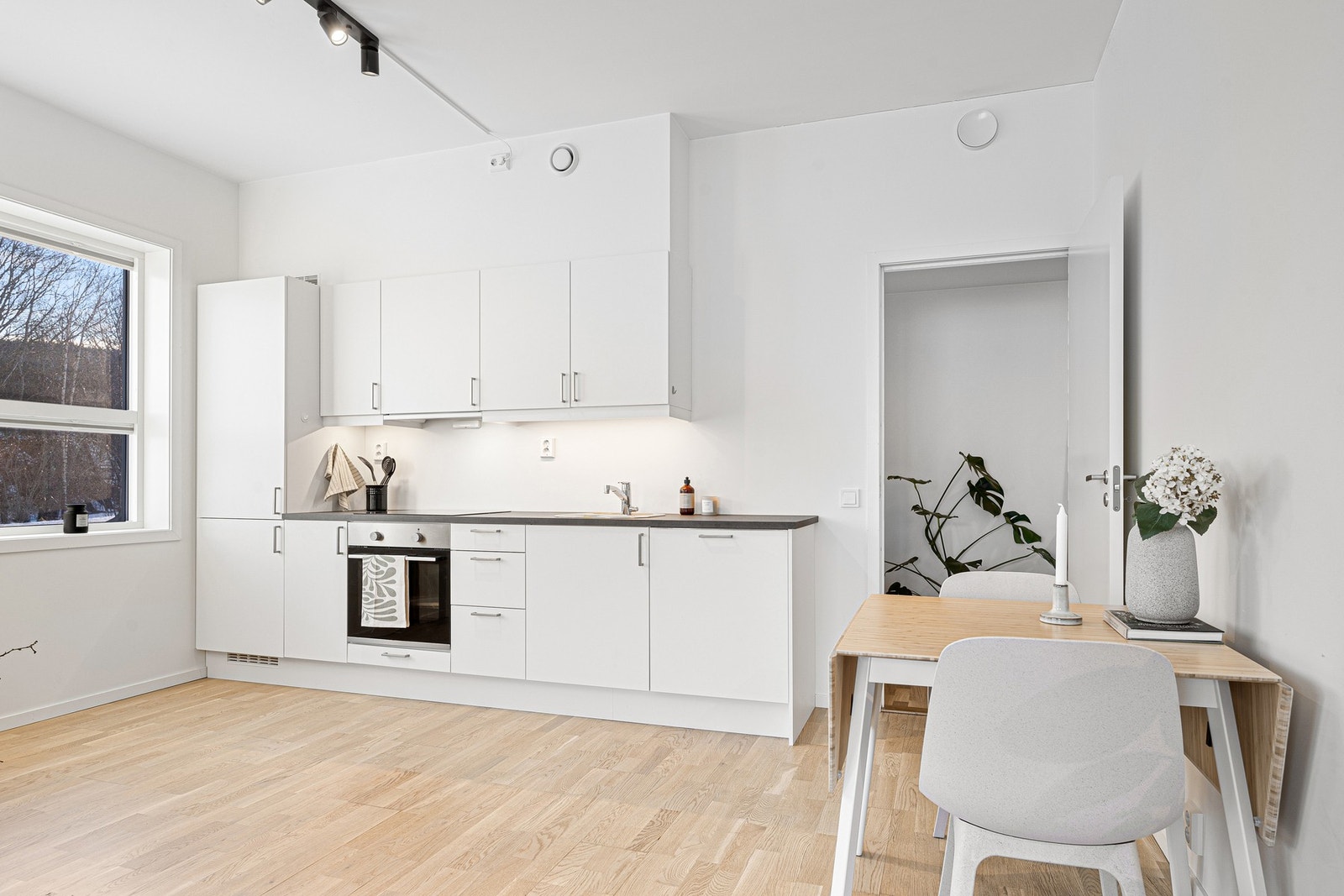 Spiseseksjonen finner sin naturlige plassering mellom stue og kjøkken. Galleribilde