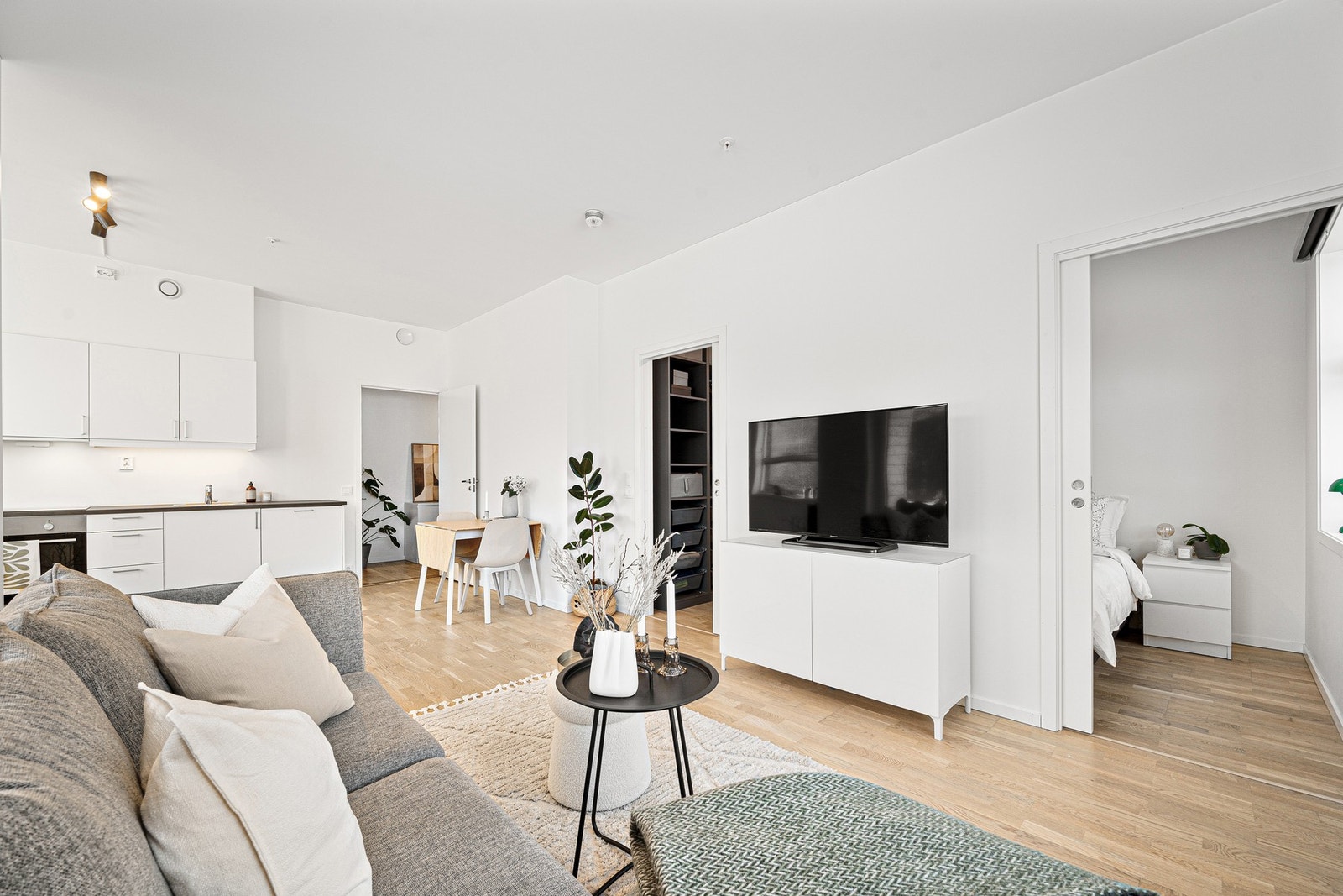 På stuen er det god plass til flere sittegrupper, stue- spise- og TV-bord. Galleribilde