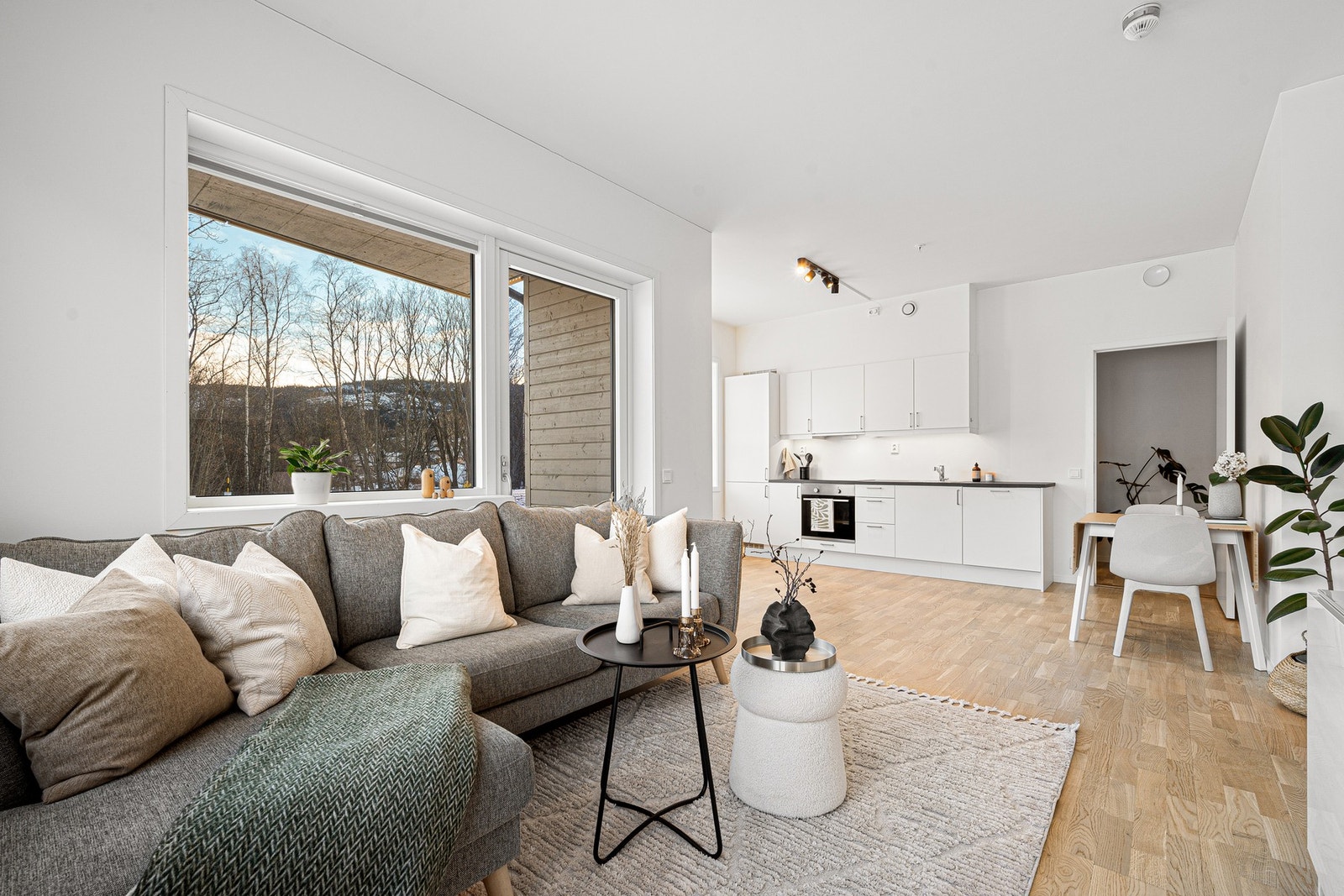 Åpen stue-/kjøkkenløsning på ca. 24,9m² med ypperlige møbleringsmuligheter. Galleribilde