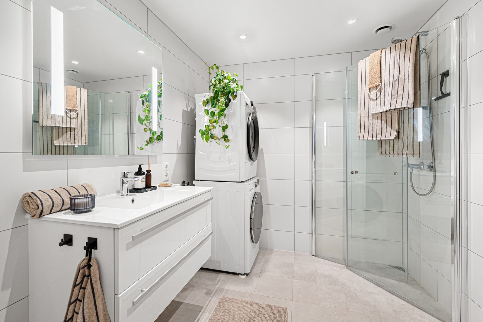 Lyst og pent flislagt bad på 4,8m² med alt man trenger. Galleribilde