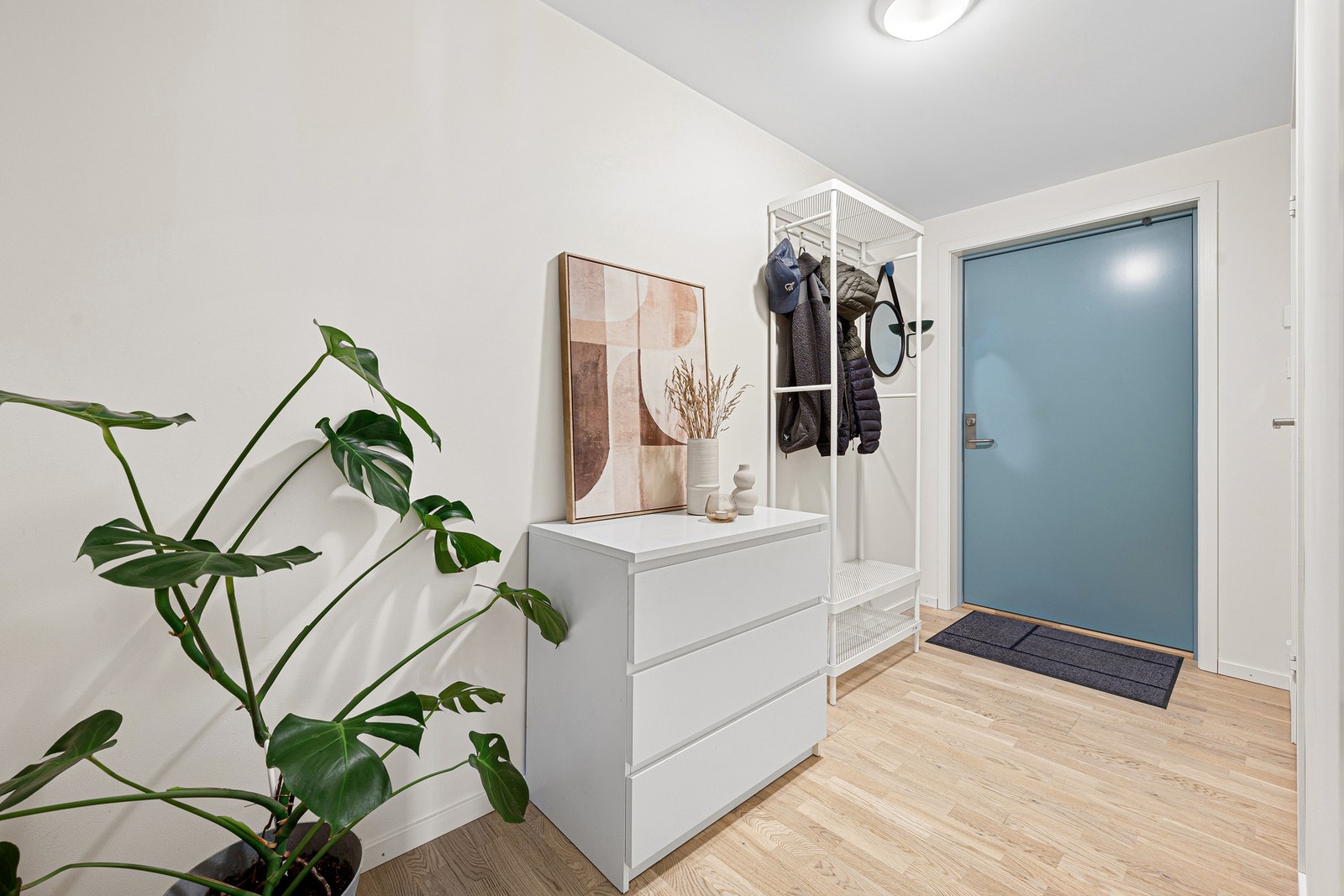 Her har man god plass til å henge fra seg klær og utstyr. Galleribilde