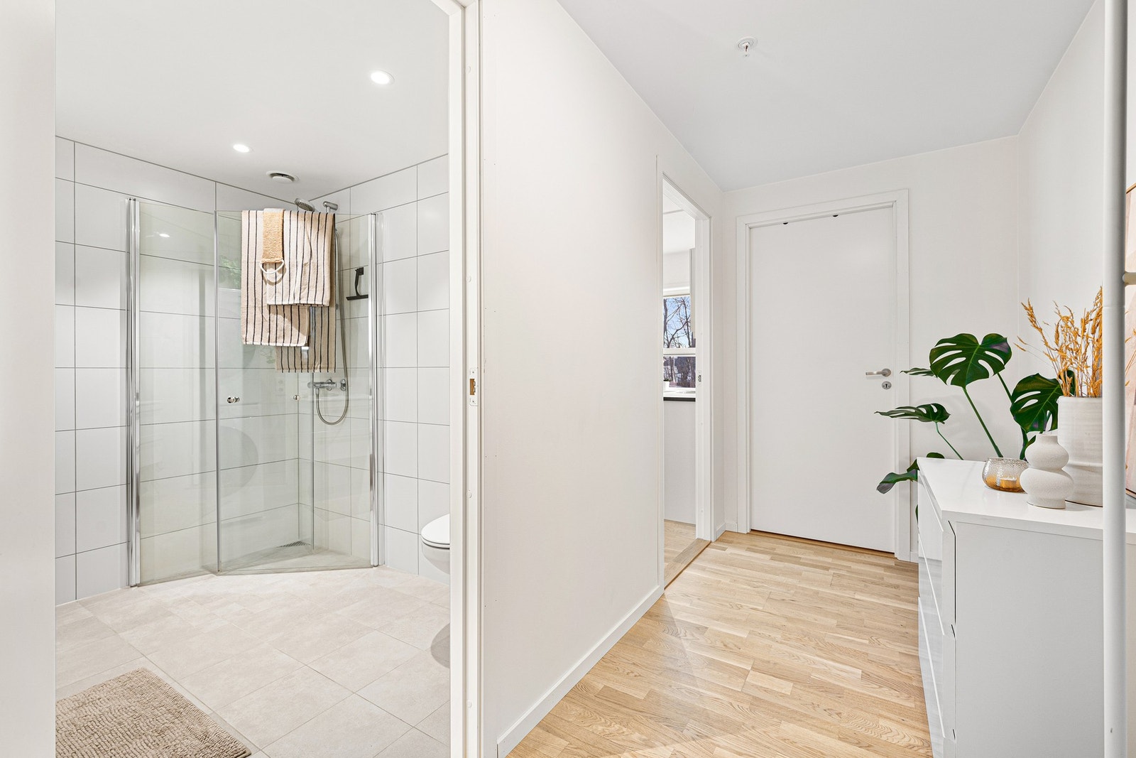 Vannbåren varme og elektrisk oppvarming i tillegg til balansert ventilasjon gir en effektiv oppvarming og et sunt inneklima året rundt. Galleribilde