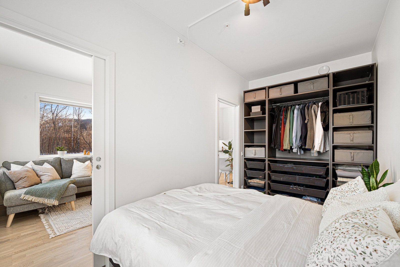 Her har man god plass til ønsket soveromsmøblement. Galleribilde