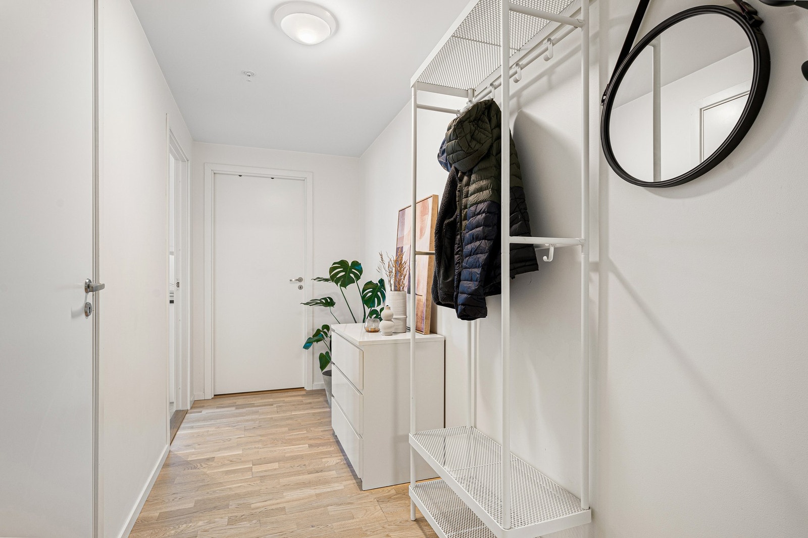 Romslig og innbydende entré på 5,7m². Galleribilde