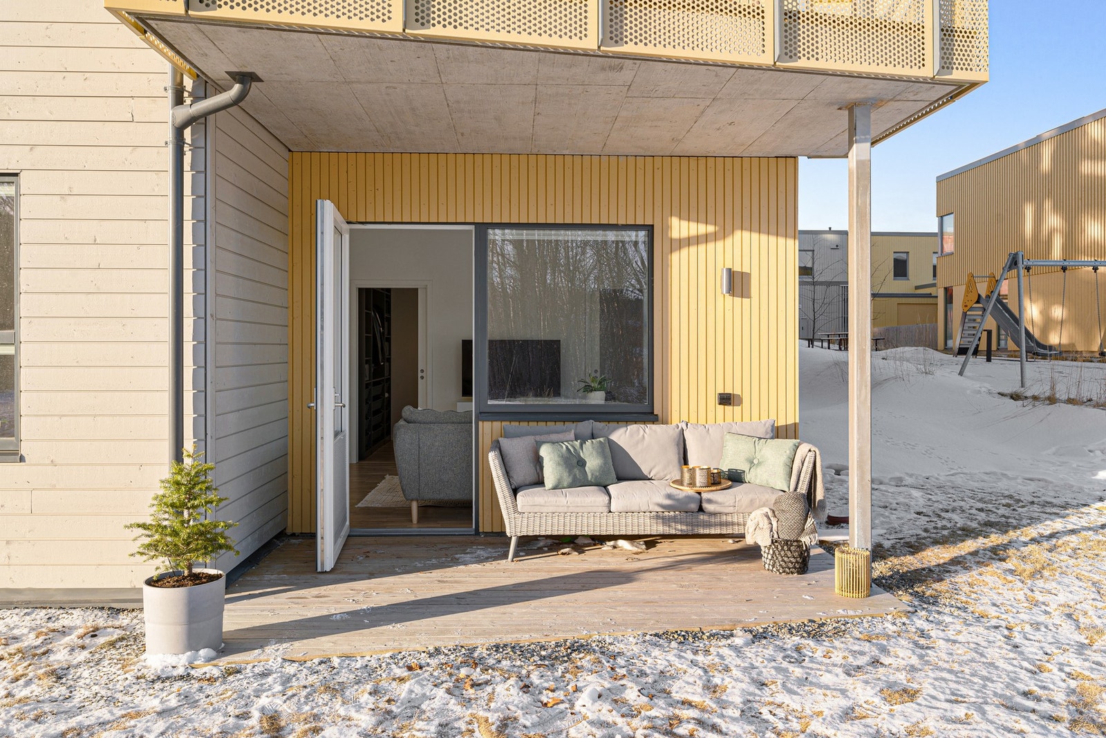 Fra stuen har man utgang til en romslig terrasse på 8m². Galleribilde