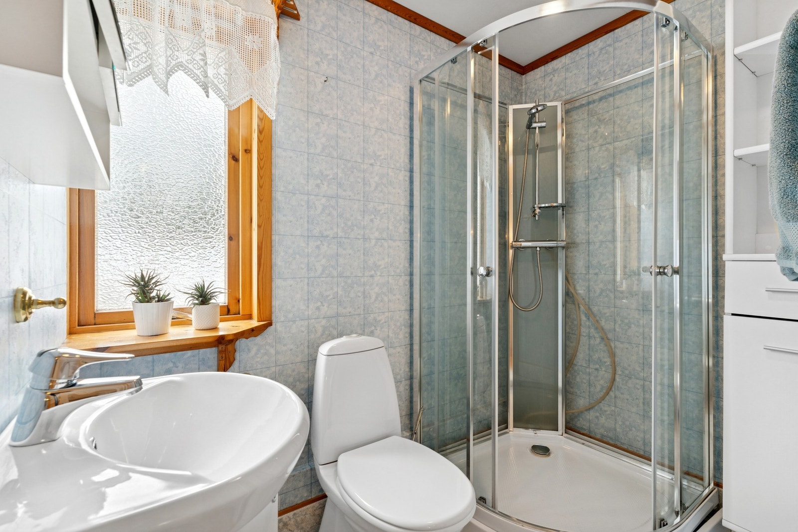 Bad i hovedetasjen med dusj, vask og toalett. Galleribilde