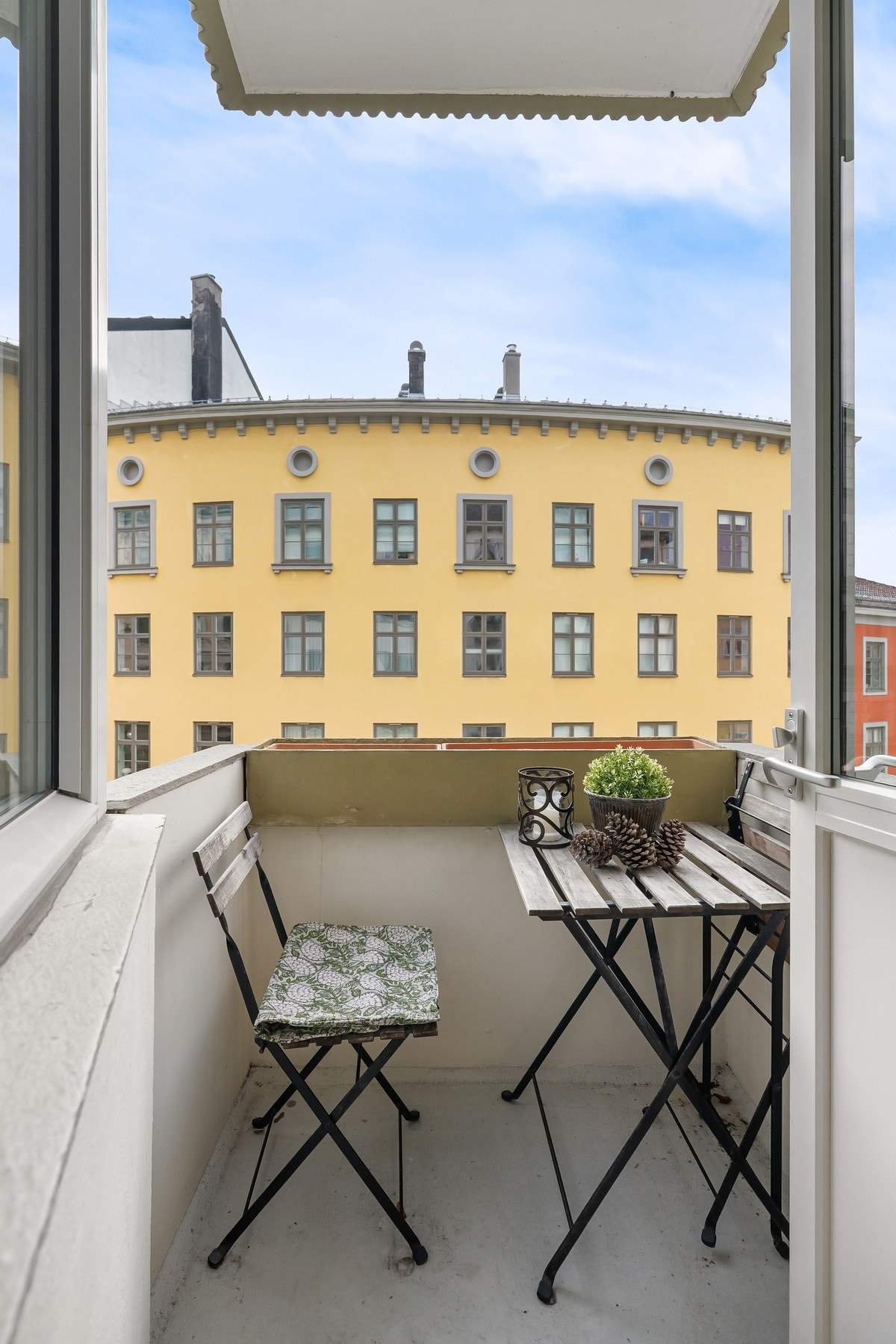 Balkong med sol fra ca. kl. 10:00 og til 18:00 midtsommers. Galleribilde