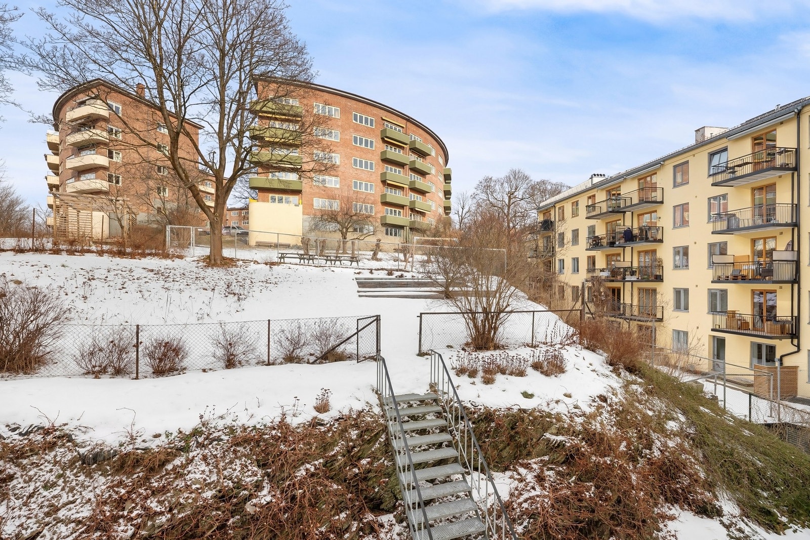 Bakgården er idyllisk og har glimrende solforhold gjennom hele dagen midtsommers. Galleribilde