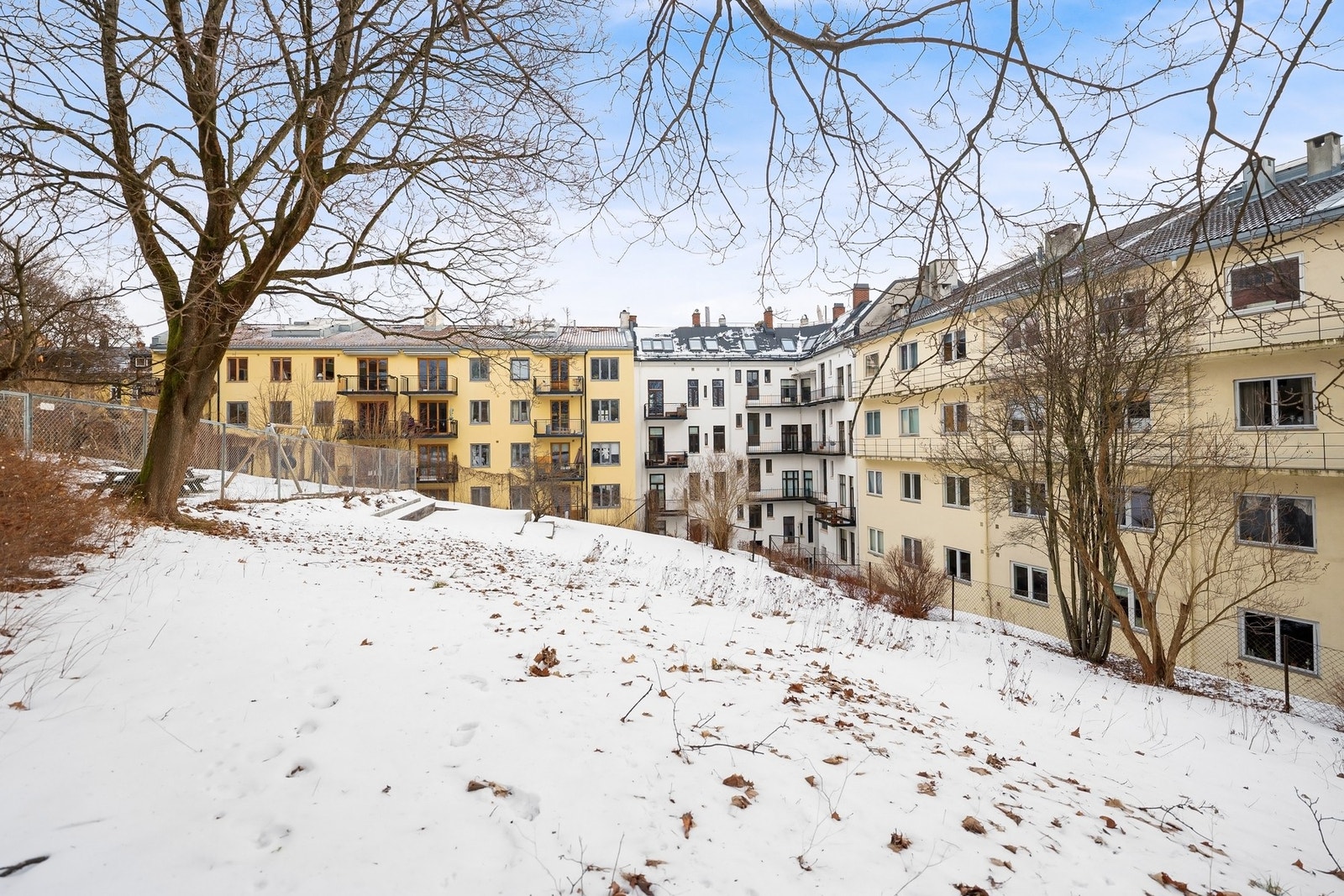 Pent opparbeidet med sittegrupper. Det er også tilrettelagt plass i hagen for grilling. Galleribilde