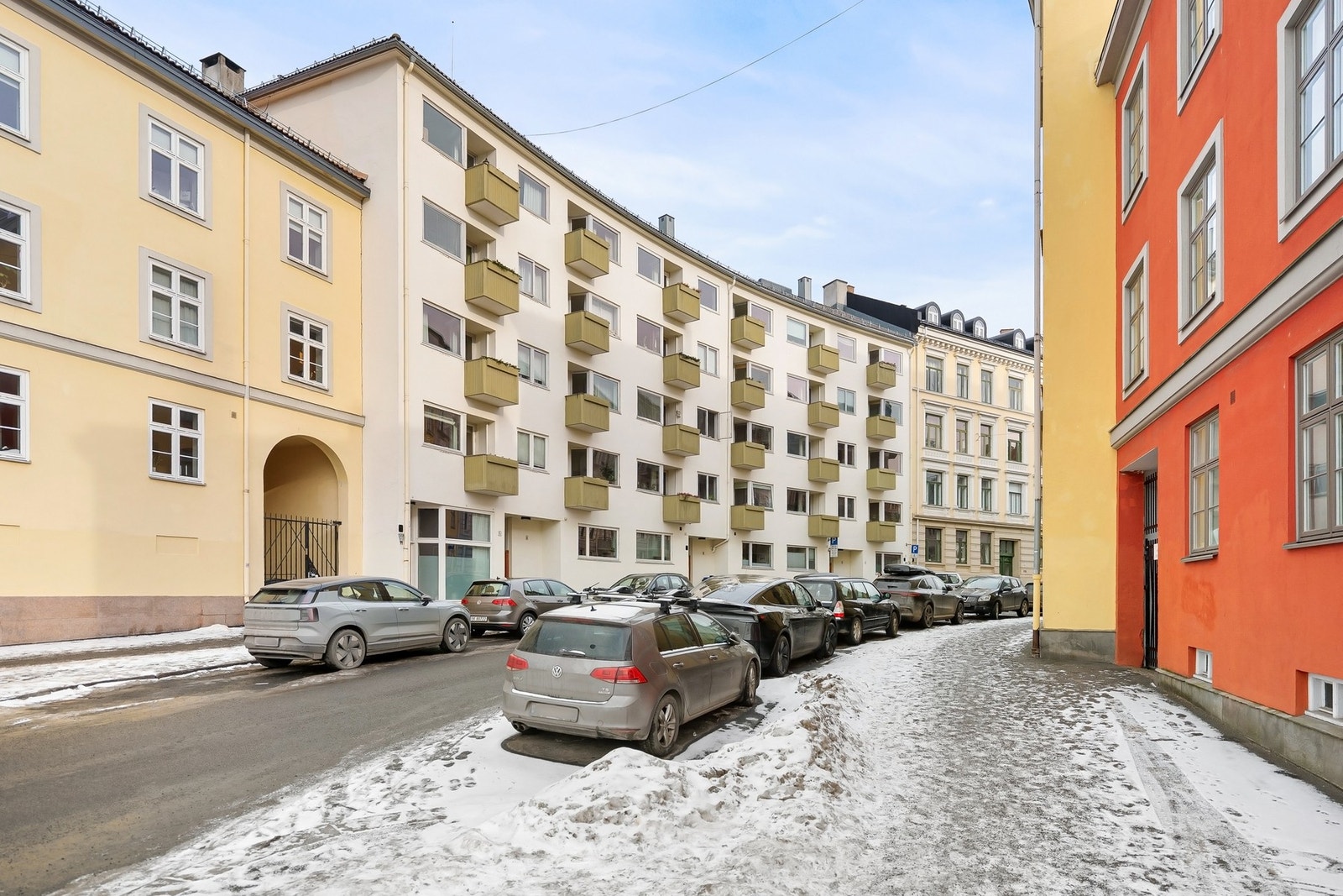 Attraktiv beliggenhet med umiddelbar nærhet til et bredt servicetilbud, parker og offentlig kommunikasjon. Galleribilde