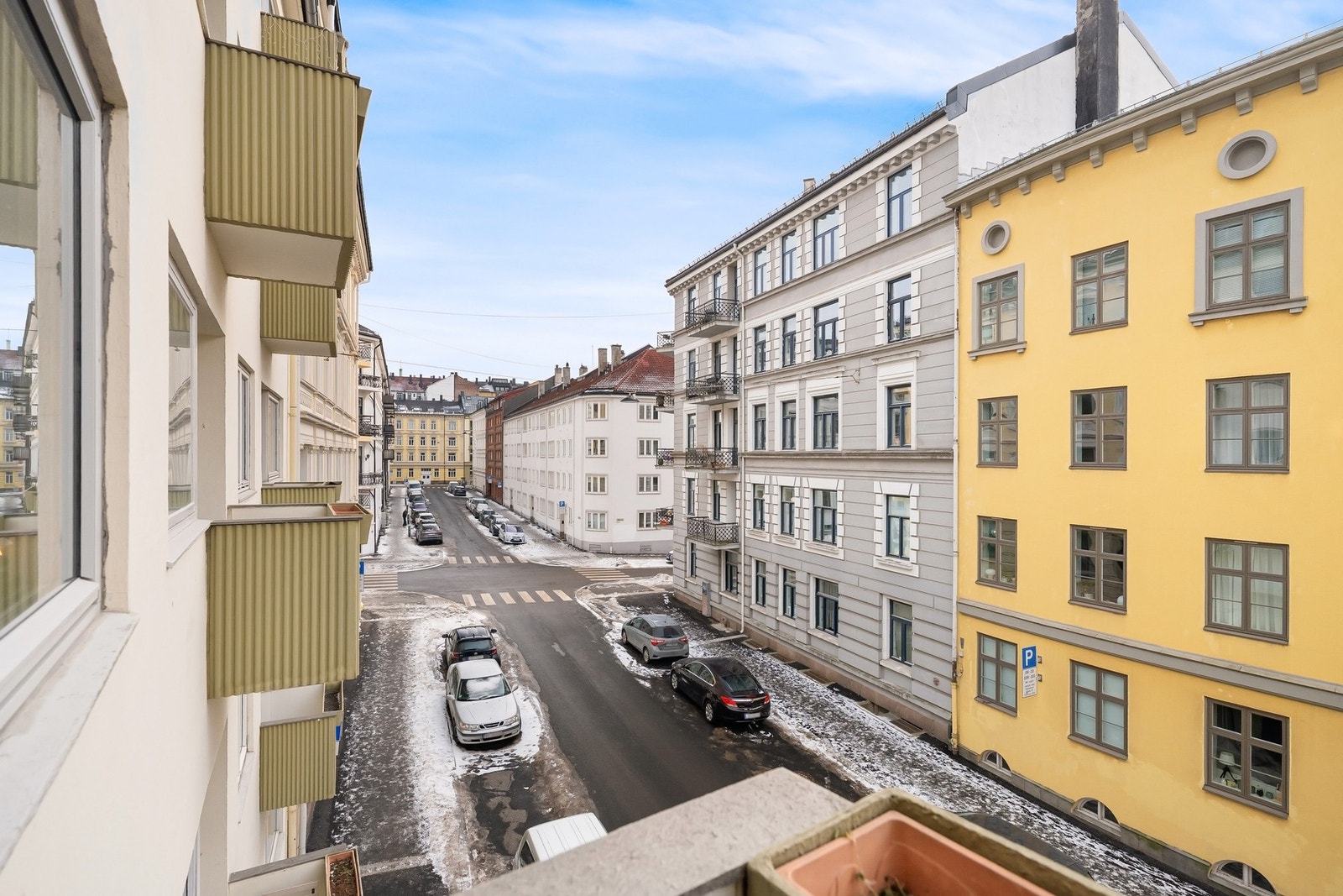 Flott utsyn mot vakker bygårdsbebyggelse samt over Colletts gate og Frydenlundgata. Galleribilde