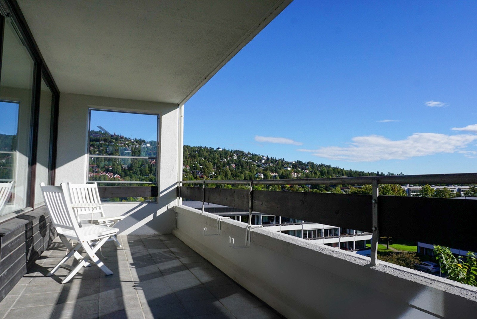 Her er det god plass til sittegruppe og grill, noe som gjør balkongen til en forlengelse av oppholdsrommet. Galleribilde