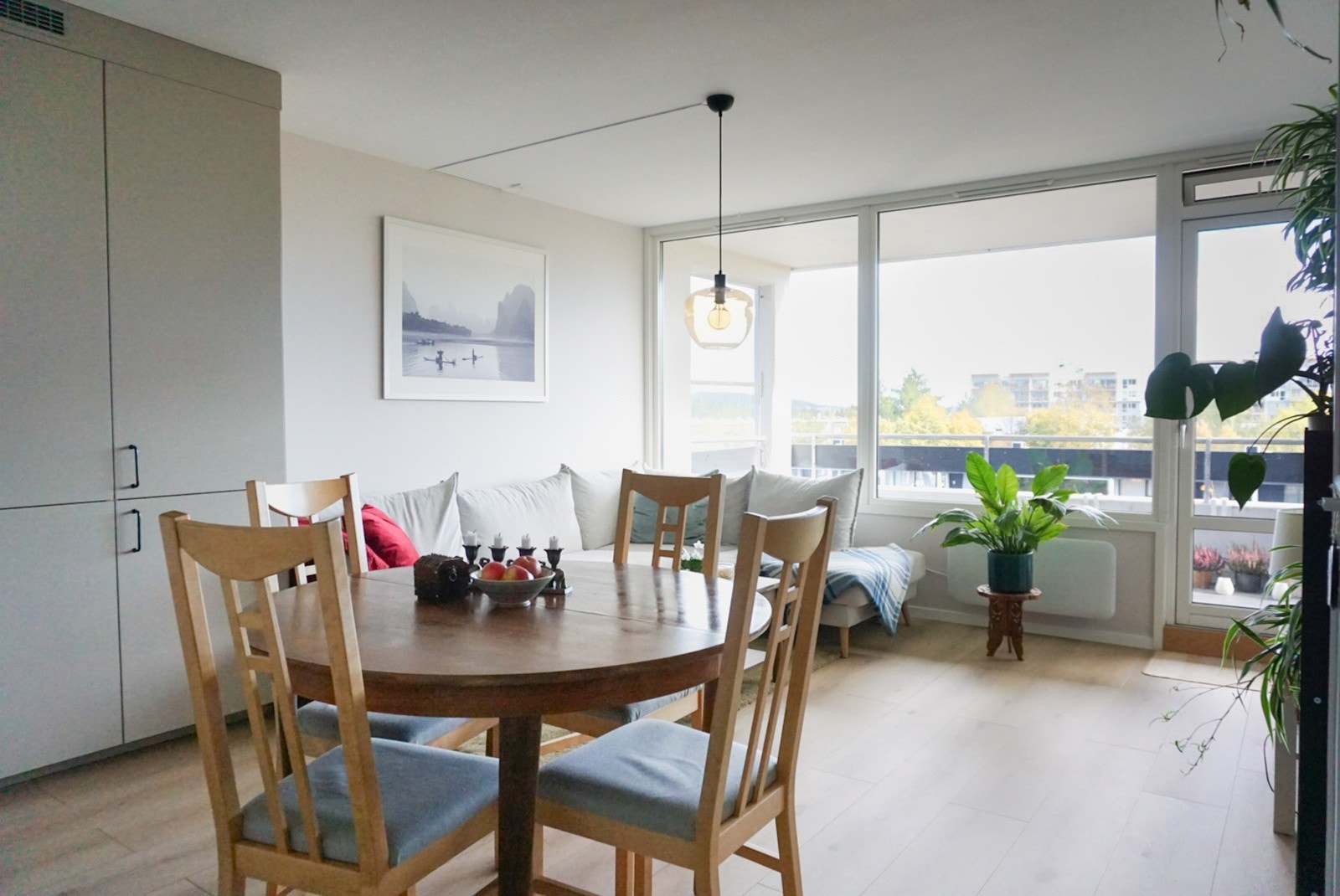 Leilighetens naturlige samlingspunkt er den romslige stuen med åpen planløsning. Galleribilde