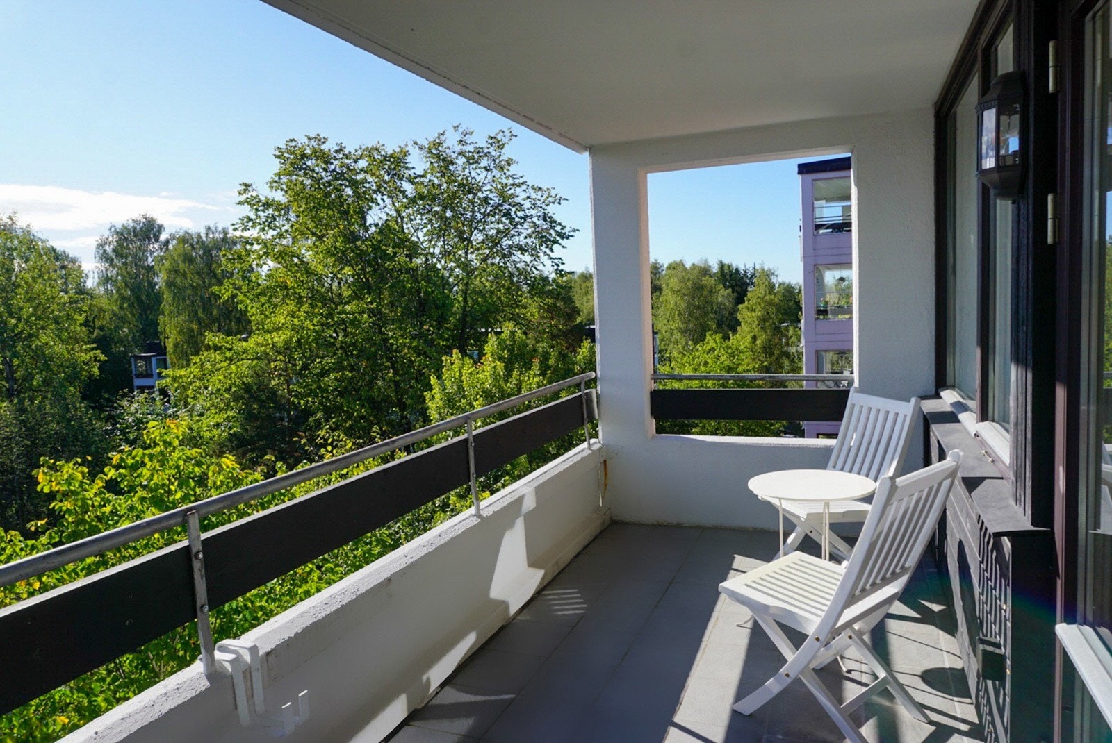 Fra stuen er det direkte utgang til en flott balkong med utsikt utover horisonten. Galleribilde