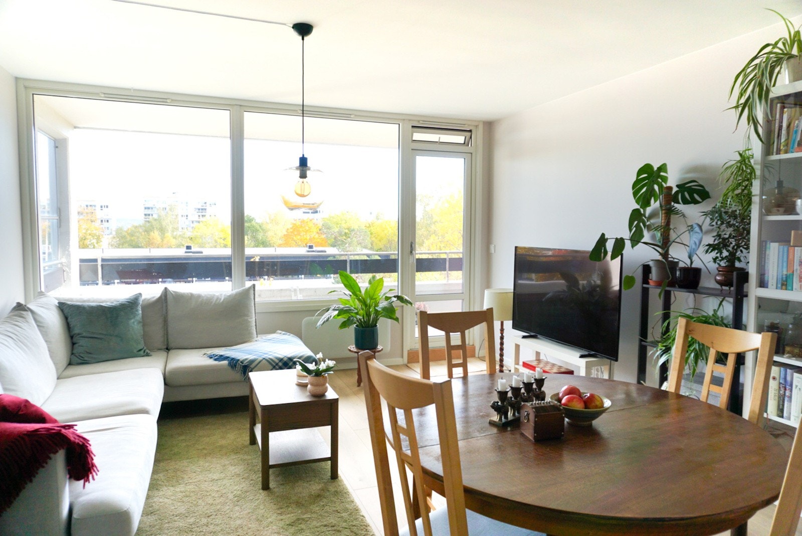 Store vindusflater slipper inn rikelig med naturlig lys og, sammen med lyse vegger, skaper de en luftig og behagelig atmosfære. Galleribilde