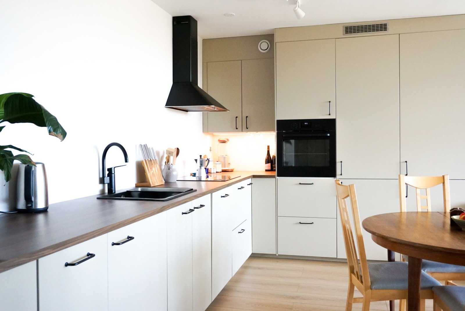 De integrerte hvitevarene og oppvaskmaskinen gjør hverdagen enkel. Den underlimte kjøkkenvasken bidrar til det moderne uttrykket, og med rør-i-rør-system er vanntilførselen både trygg og pålitelig. Galleribilde