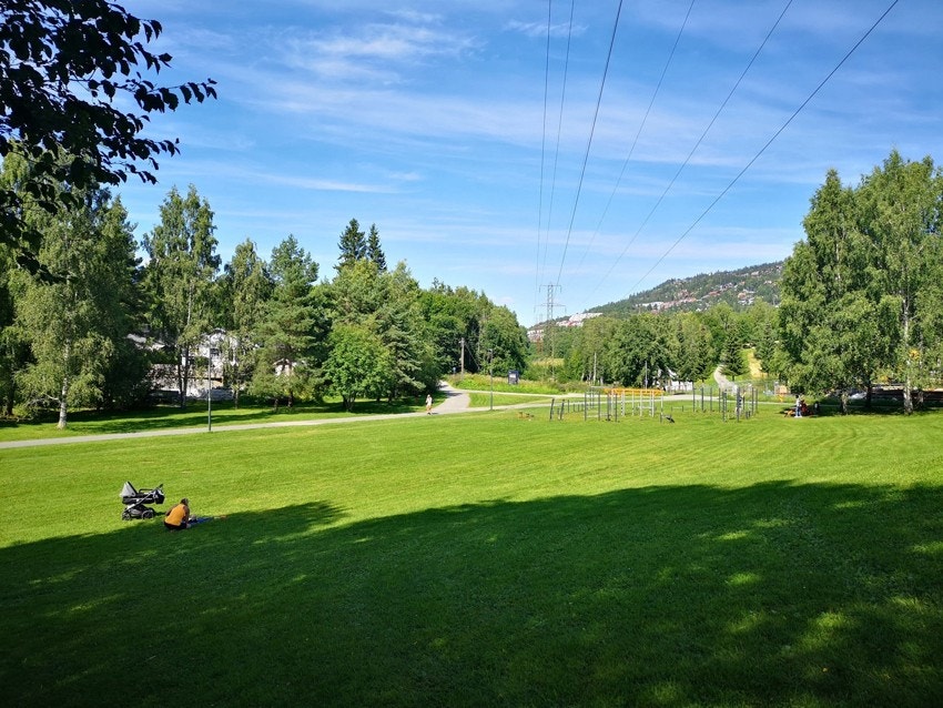 Mærradalen-Parken, borettslagets nærmeste nabo og starten på enhver aktivitet. Her finner du også Tufteparken. Galleribilde