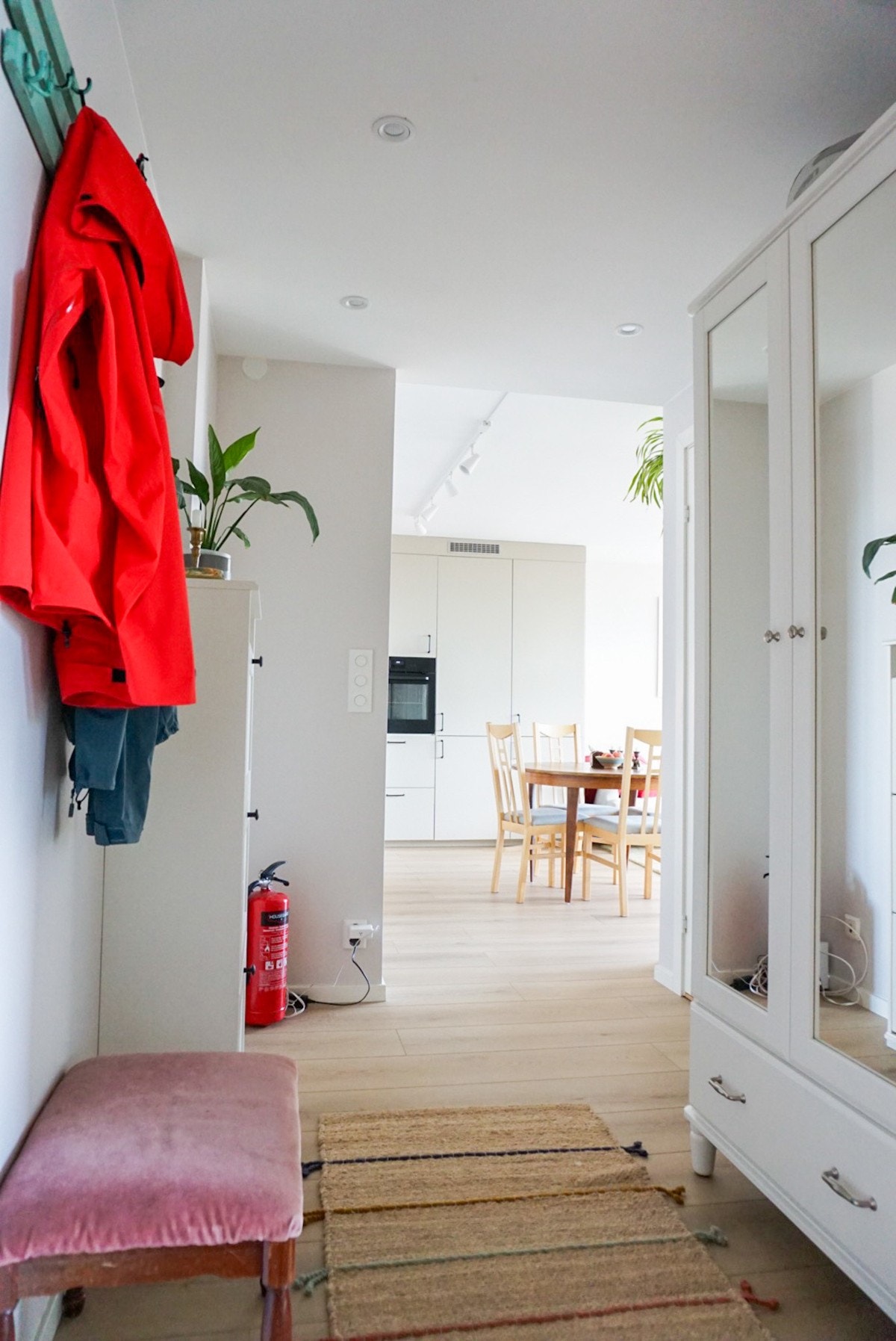 Velkommen inn i en lys og innbydende entré! Det er plass til en romslig garderobeløsning i tilknytning entréen - som gir god plass til yttertøy og sko, og sørger for en ryddig og funksjonell start på hjemmet. Galleribilde