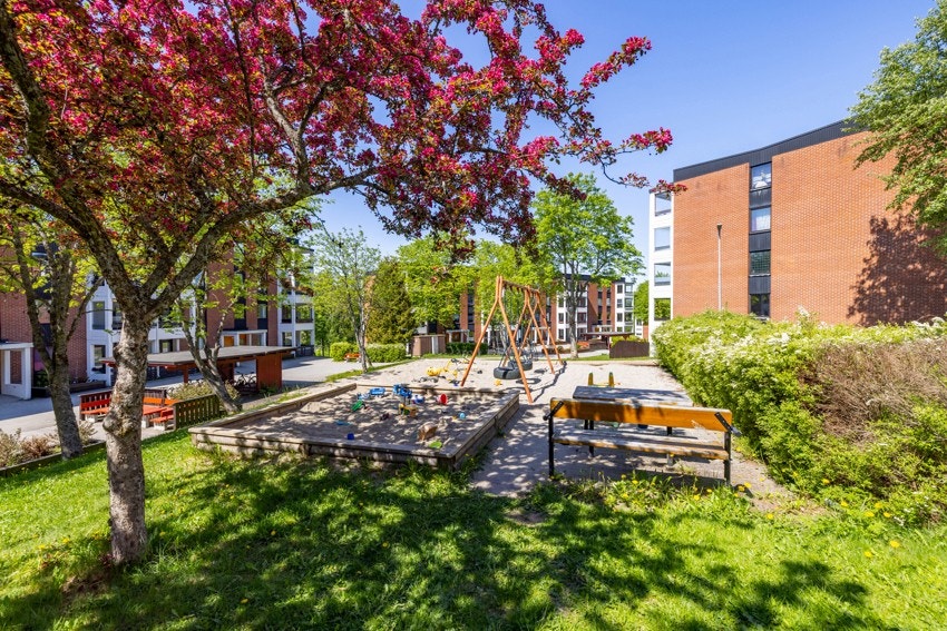 Grøntarealer omringer hele borettslaget og ender ut mot Mærradalen. Galleribilde