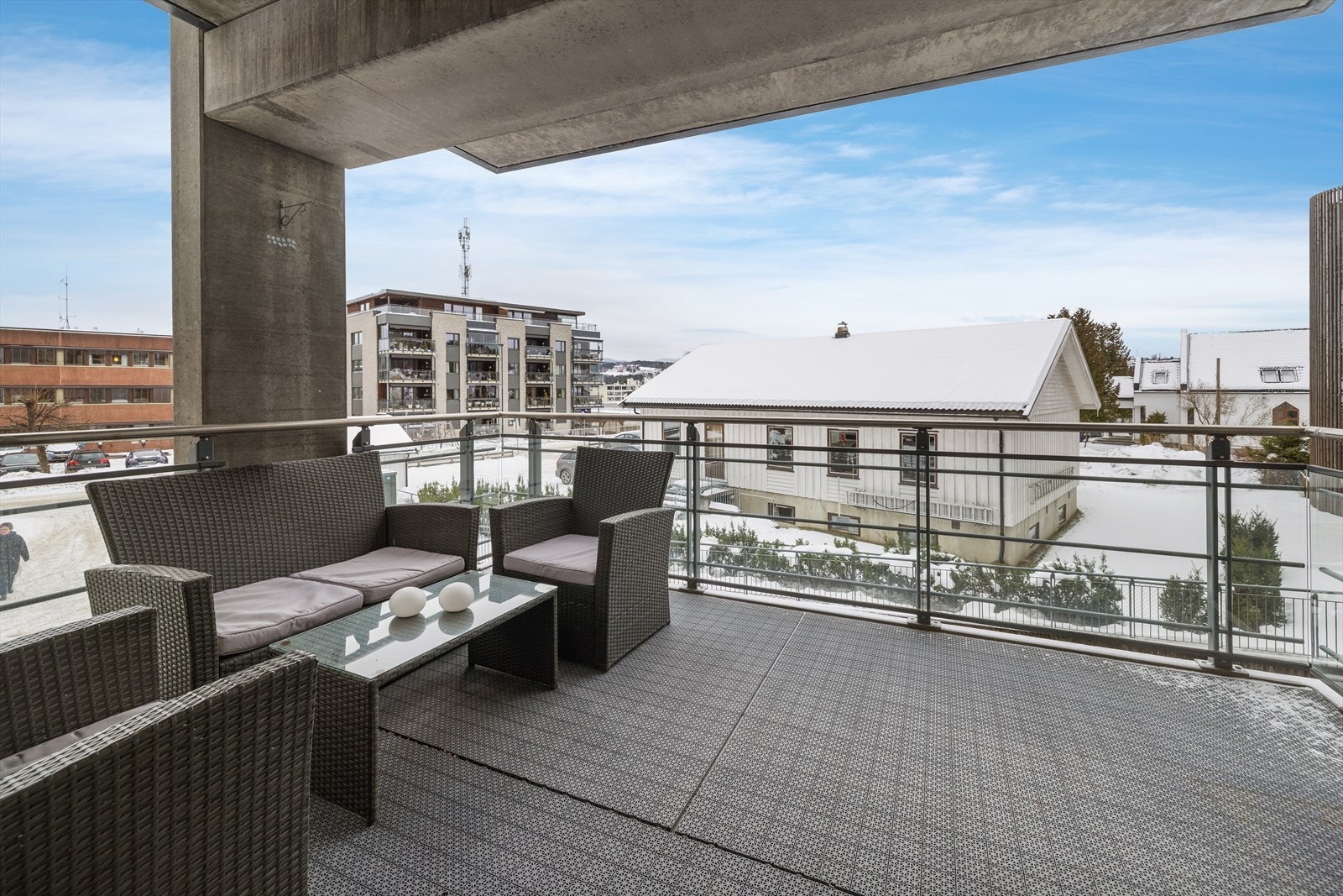 Terrassen har flislagt dekke, og rekkverk i glass og aluminium som sikrer utsikten. Galleribilde