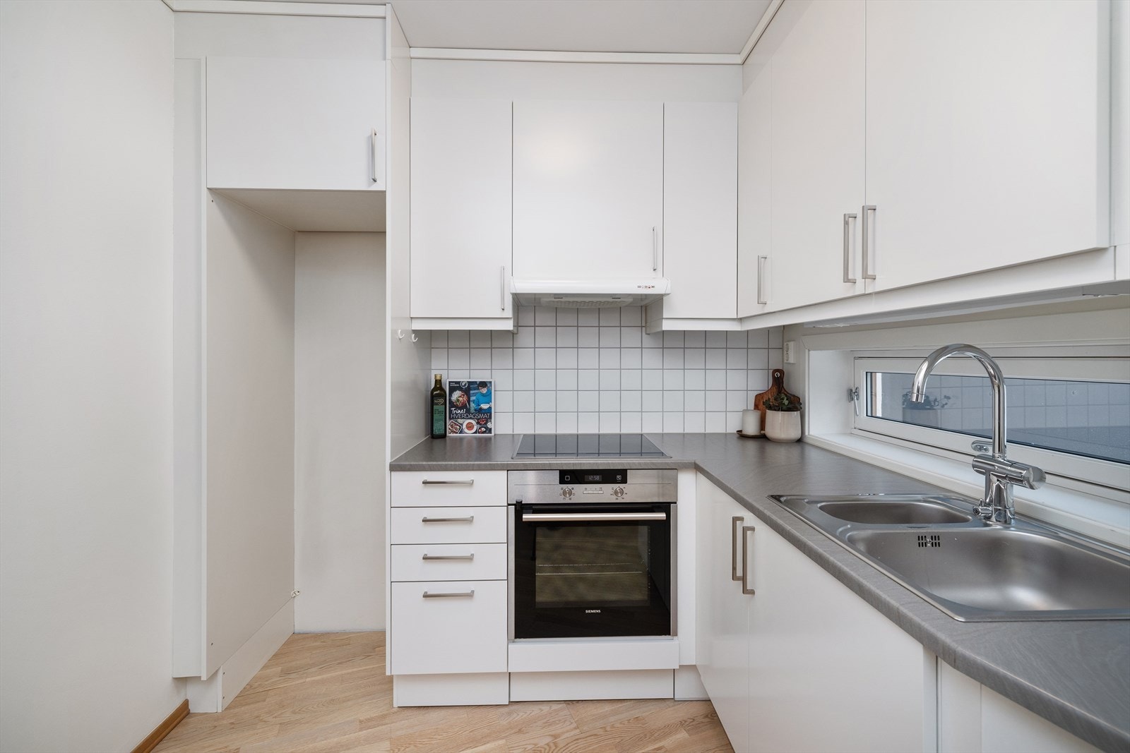 Innredningen er utstyrt med integrert stekeovn og nedsenket platetopp. Galleribilde