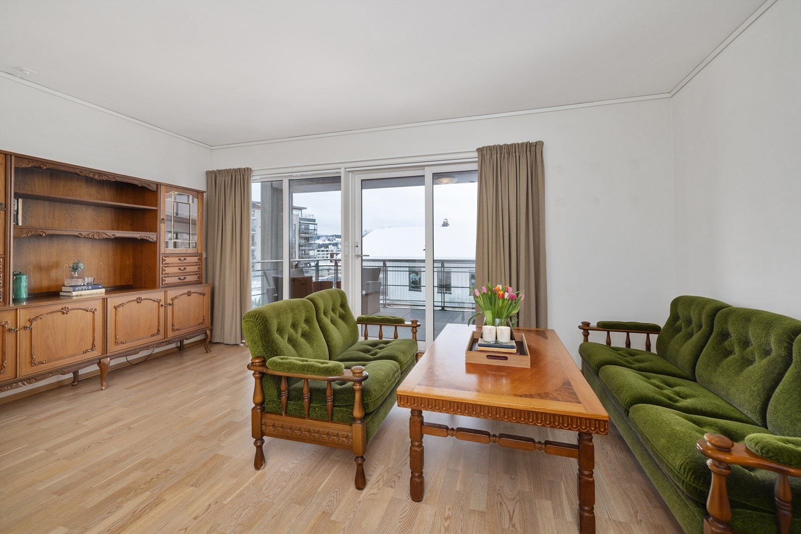 Den åpne løsningen gir en sømløs overgang mellom stuen og uteplassen. Galleribilde