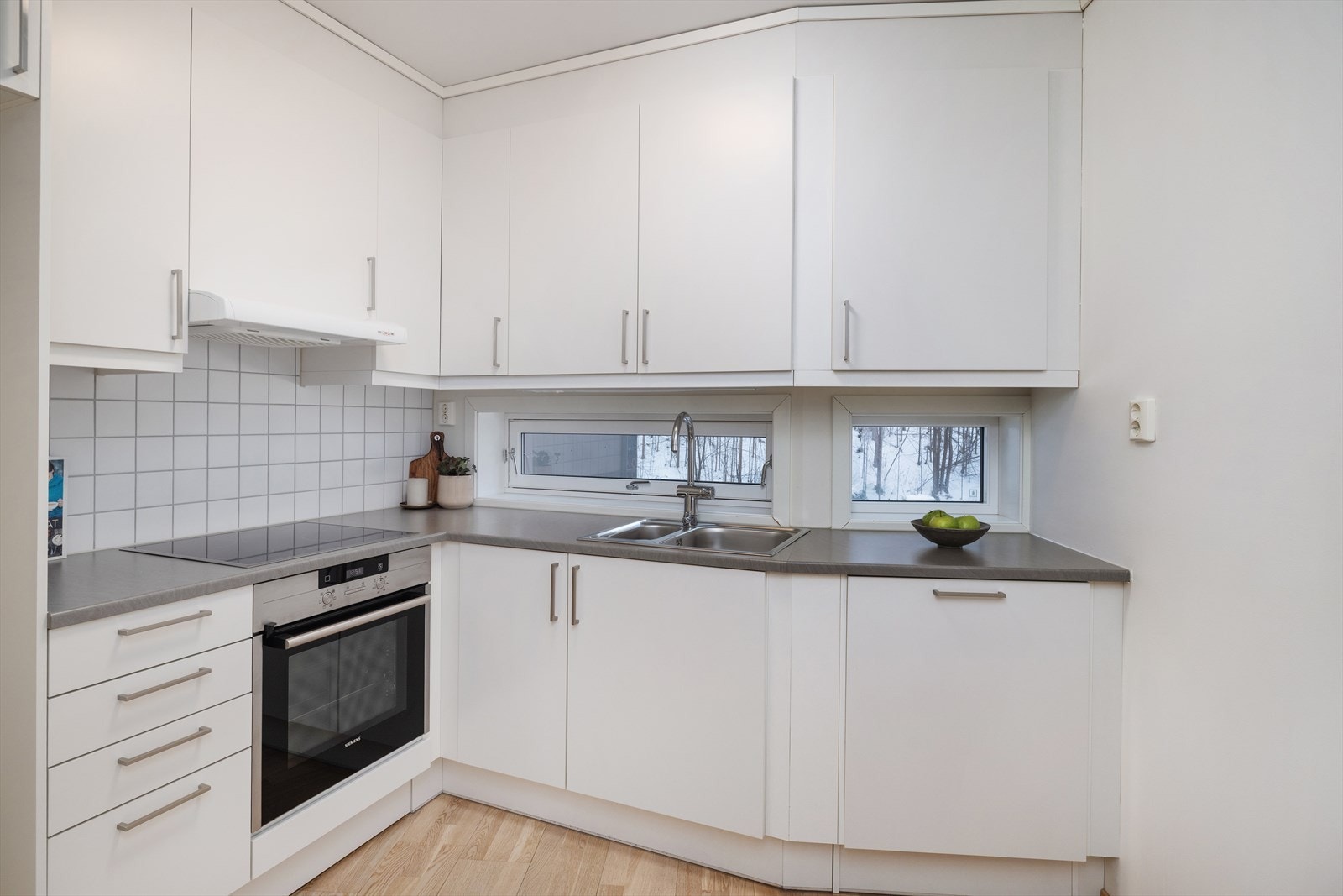 God skapplass og mekanisk avtrekk gjør kjøkkenet både funksjonelt og praktisk i bruk. Galleribilde