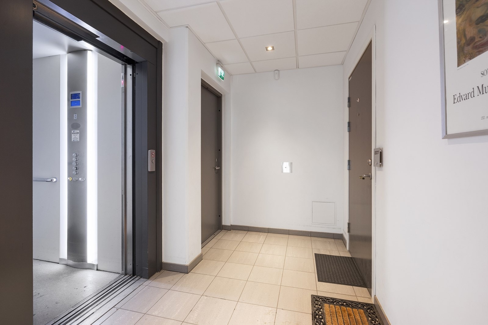 Leiligheten ligger i andre etasje, med enkel adkomst via heis fra felles inngangsparti. Galleribilde