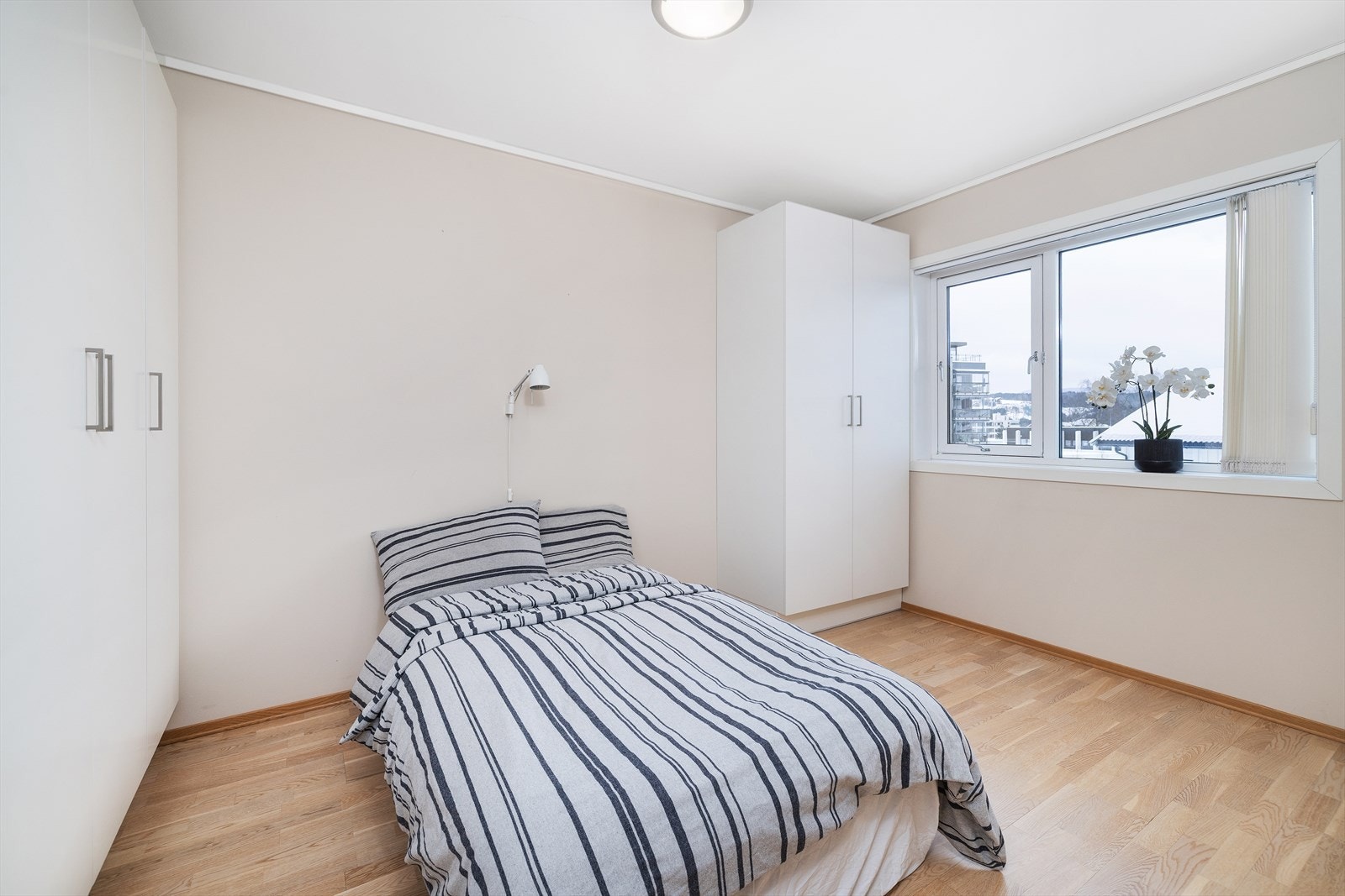 Hovedsoverommet har parkettgulv og vannbåren gulvvarme som sikrer god komfort. Galleribilde