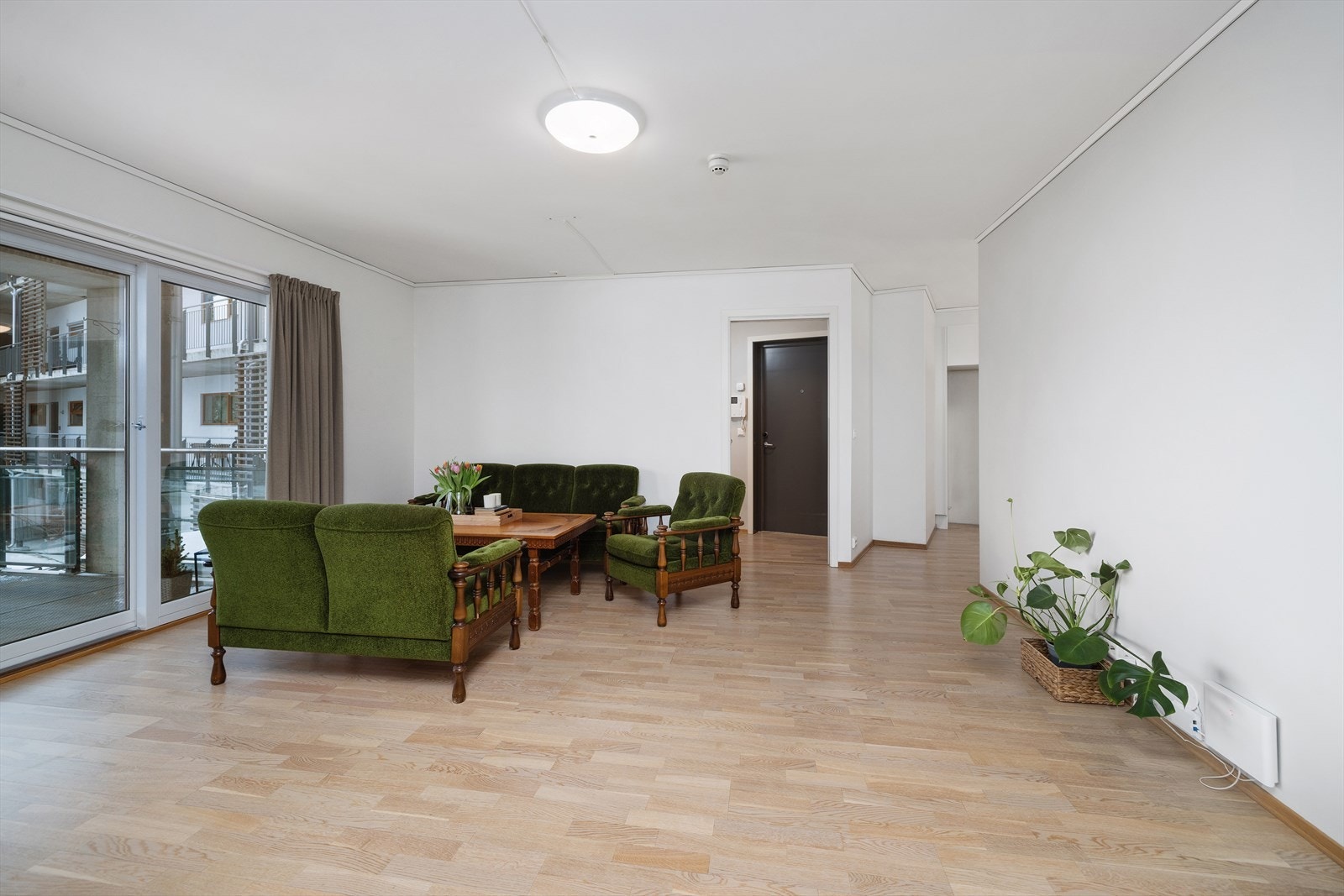 Stuen og kjøkkenet er i en åpen løsning, med gjennomgående parkettgulv som binder sonene sammen. Galleribilde