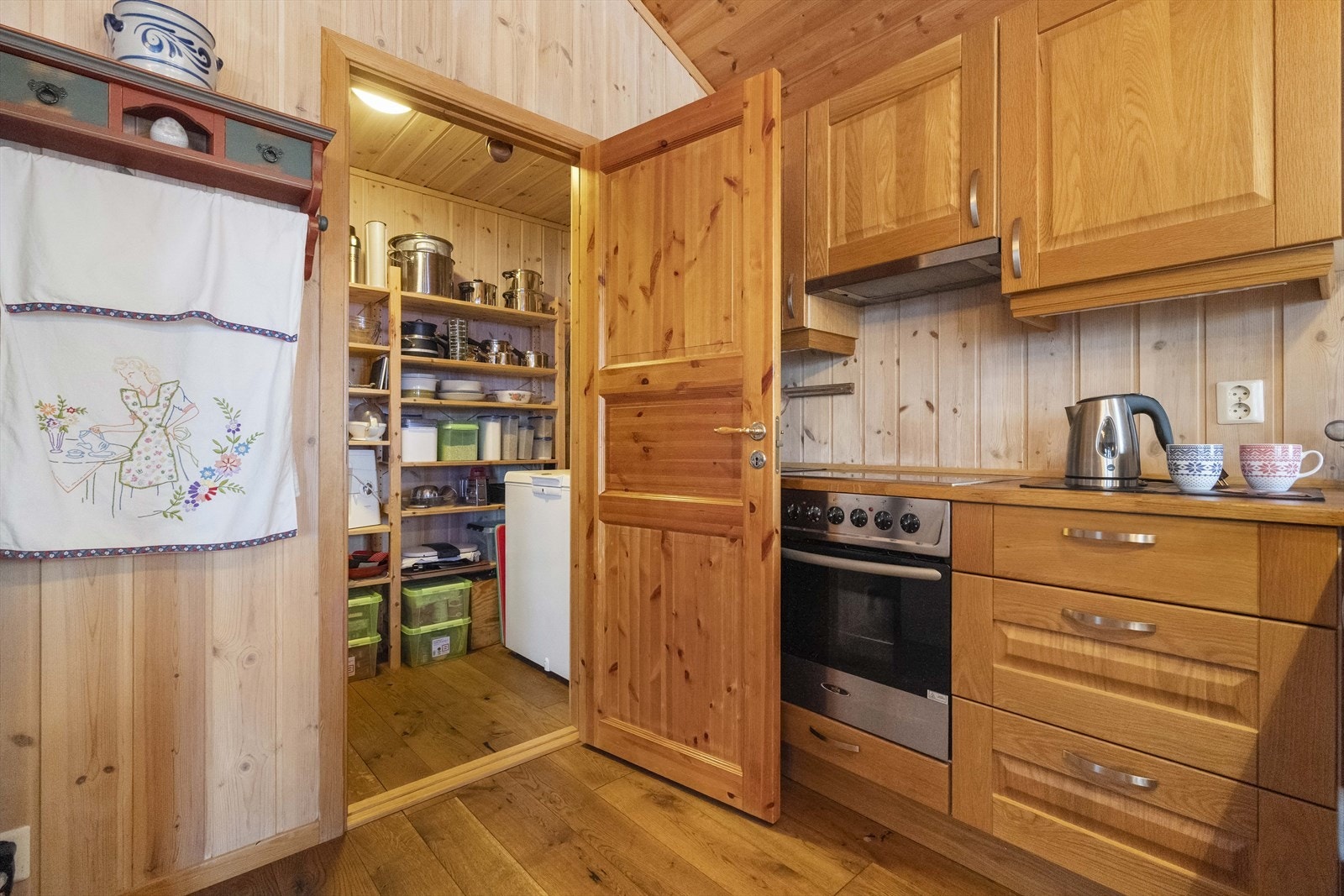 - Matbod i tilknytning til kjøkkenet - perfekt for tørrvarer, utstyr og ekstra lagring - Galleribilde