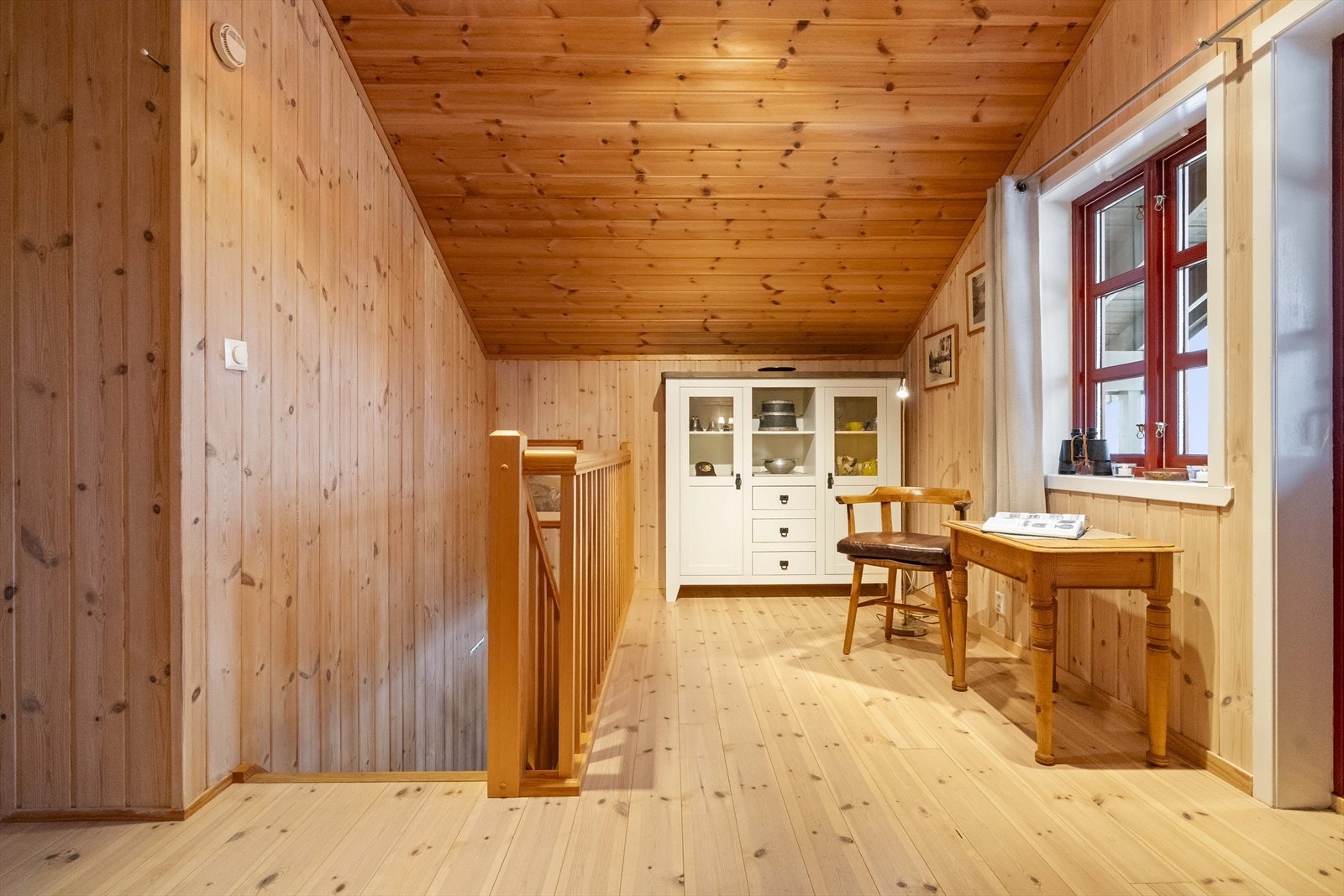 - Loftstuen har furugulv og trepanel på vegg. - Galleribilde