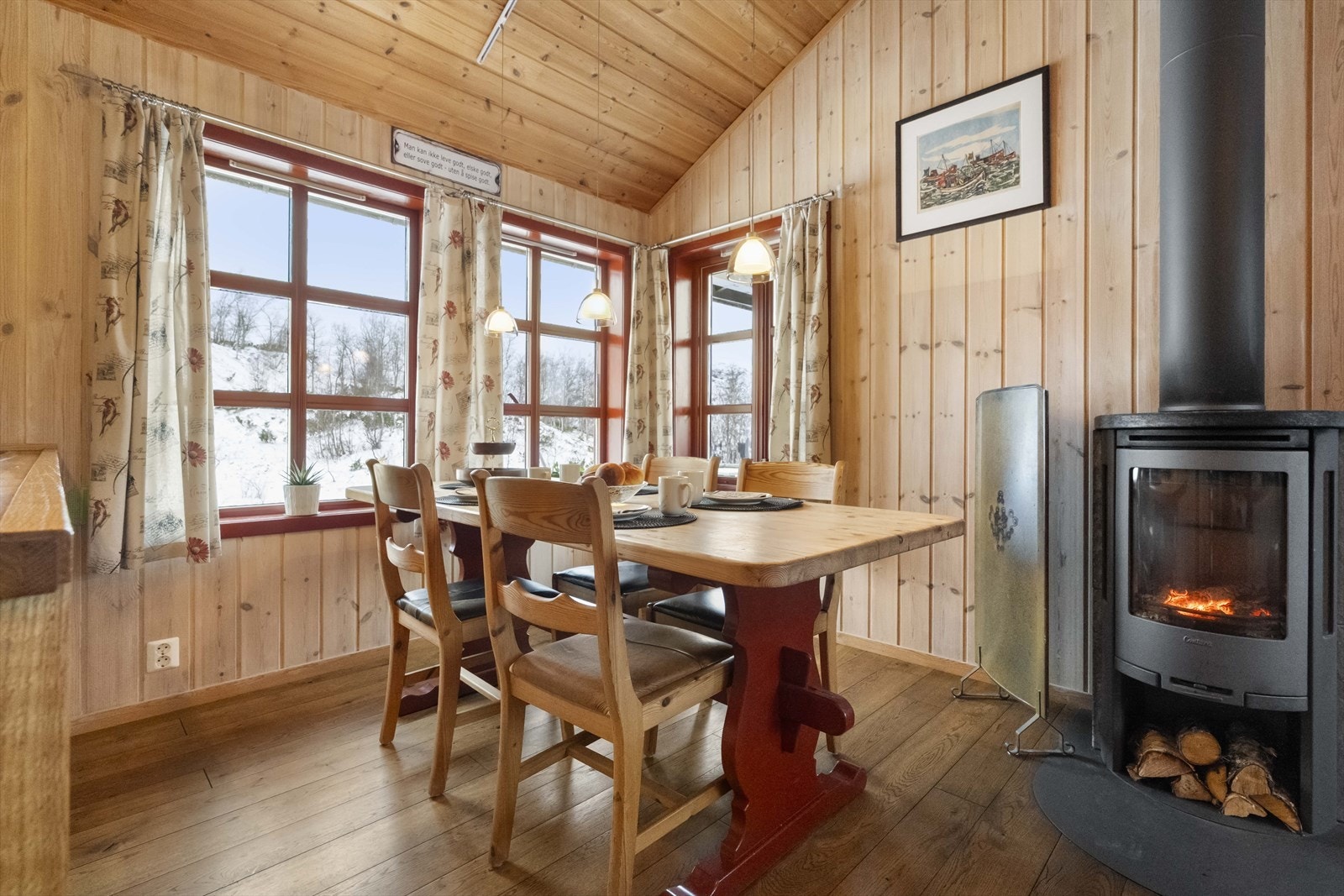 - Hytta har vedovn fra Contura med kleberstein, samt panelovn for å holde grunntemperatur. - Galleribilde