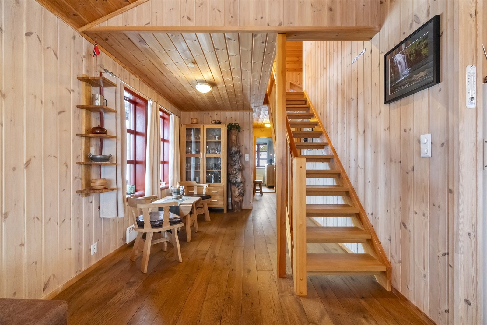 - Trappen er lakkert tretrapp med heltre eiketrinn - Galleribilde