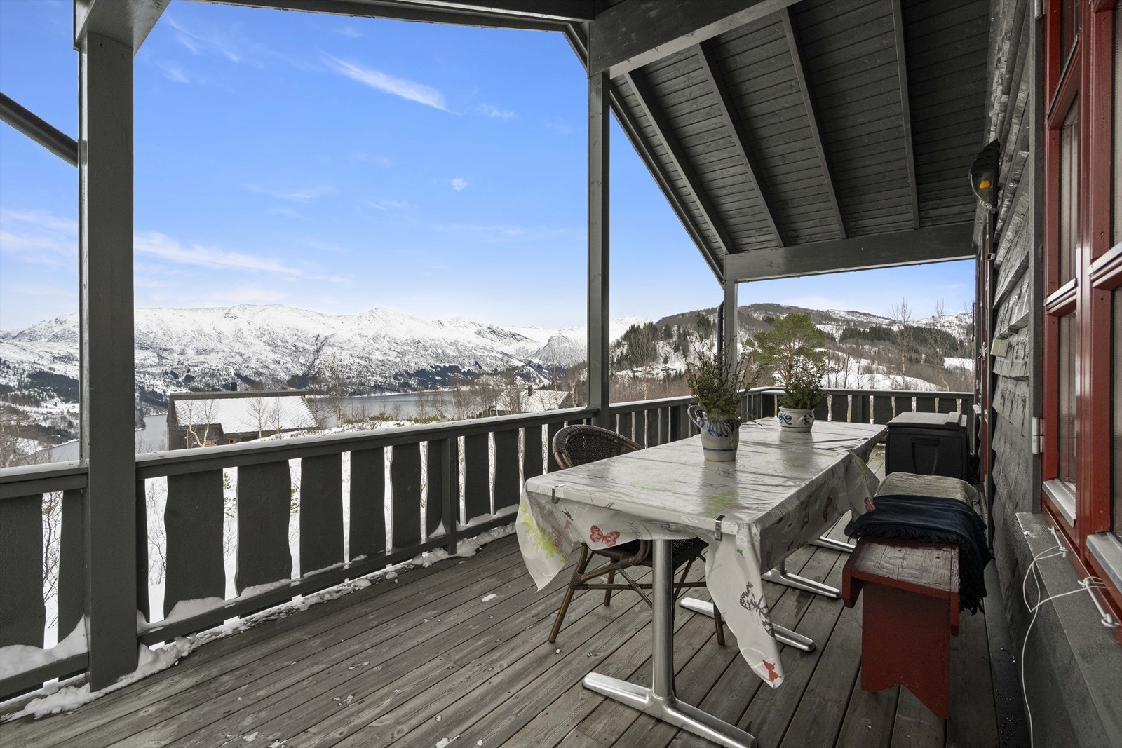 - Terrassen mot nord overbygd. Her kan du sitte tørrskodd hele året - Galleribilde