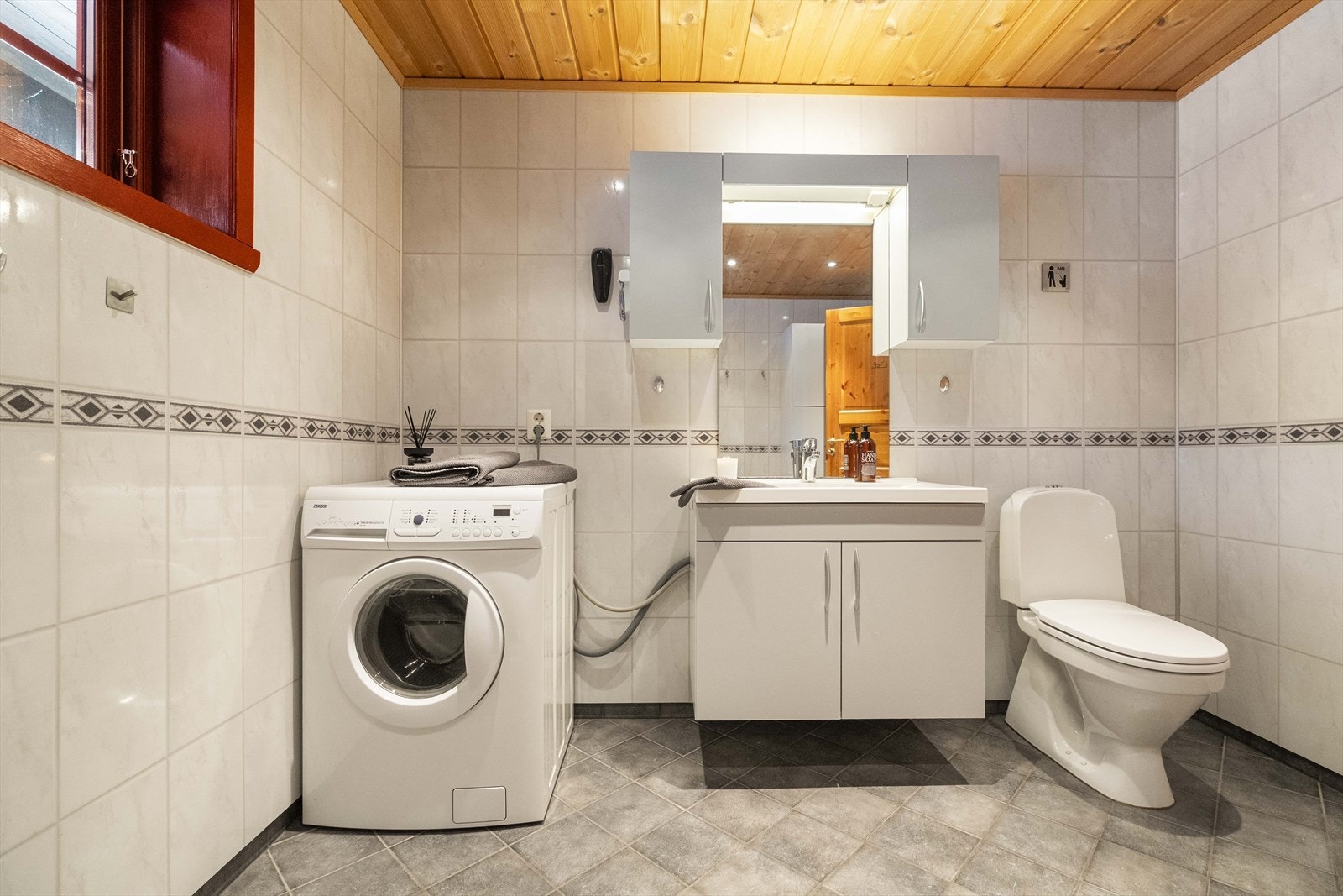 - Innredningen består av servantskap med overskap og belysning, toalett og dusj. Det er spotter i tak. - Galleribilde