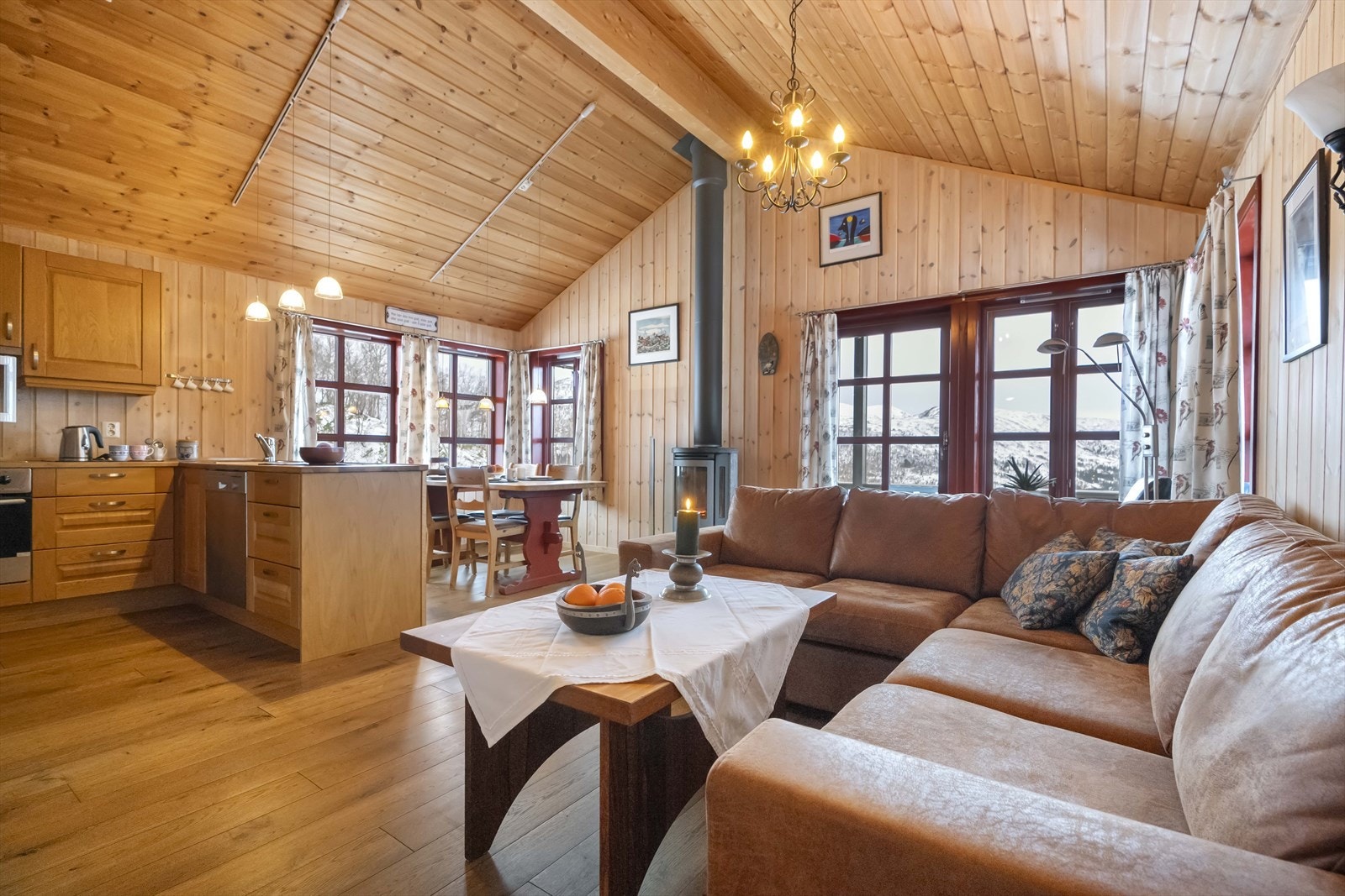 - Åpen stue- og kjøkkenløsning med generøs takhøyde som skaper en romslig og innbydende atmosfære - Galleribilde