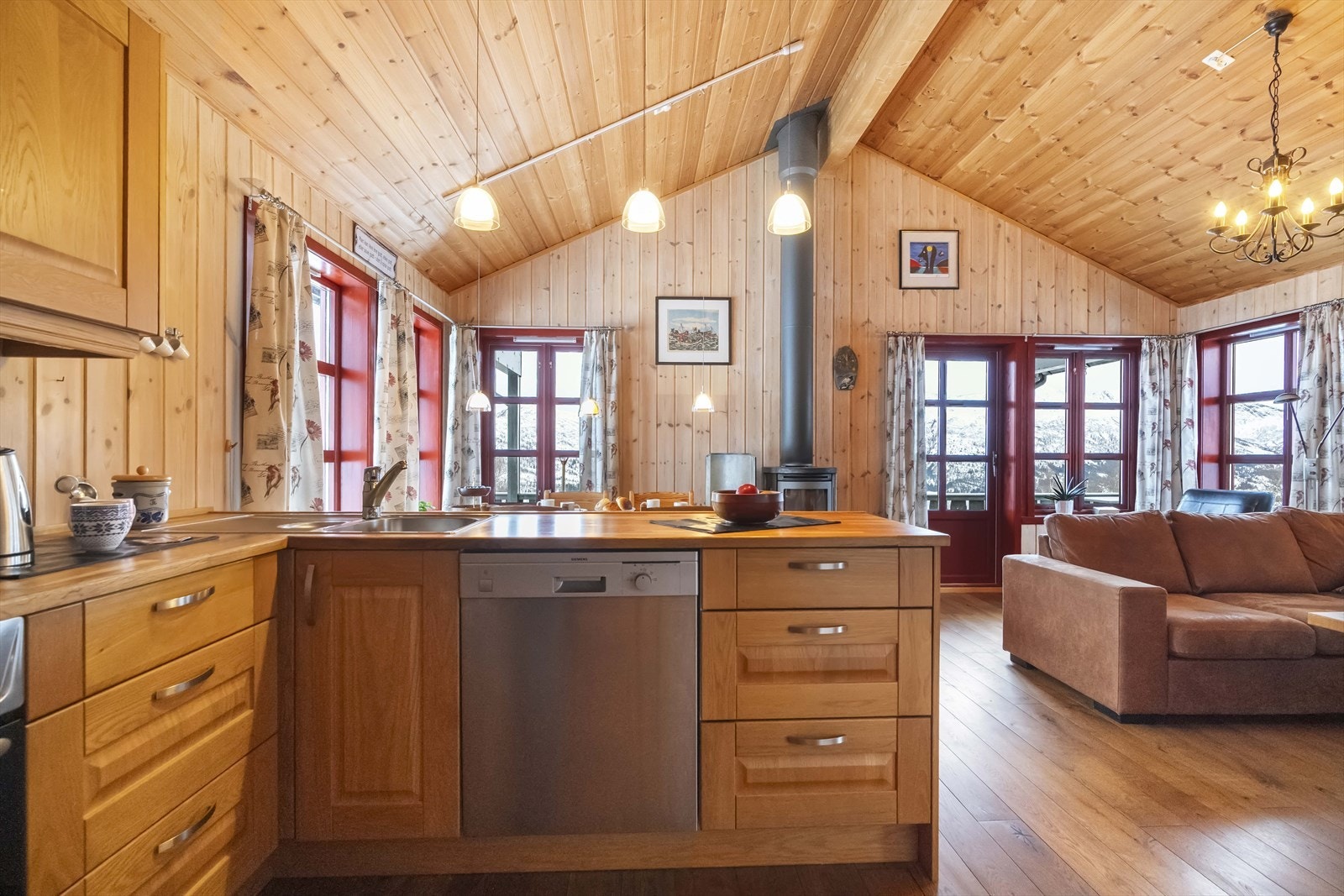 - Kjøkken har integrert komfyr og platetopp. Frittstående oppvaskmaskin og kjøleskap kan følge med handelen om ønskelig. - Galleribilde