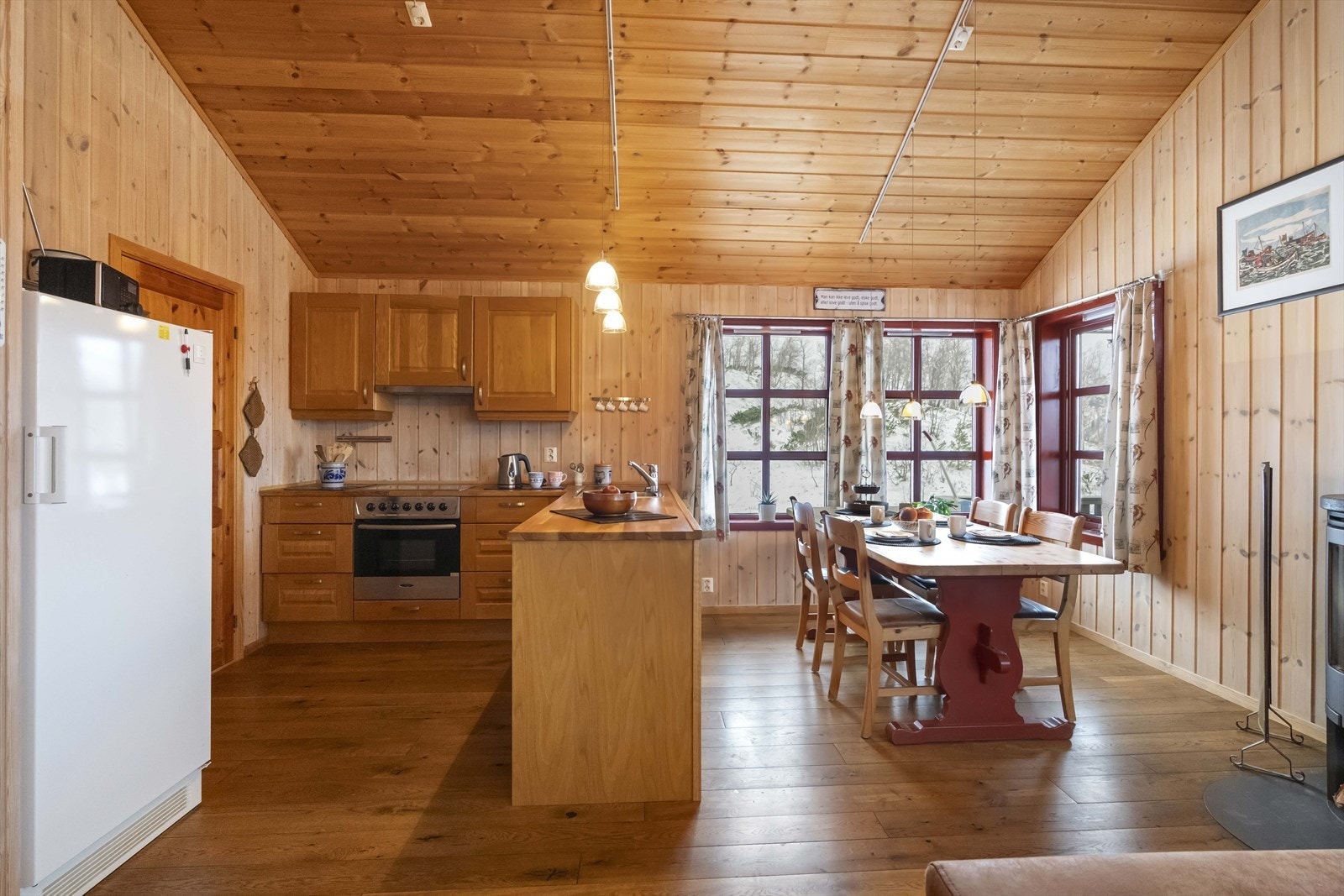 - Gjennomgående pent gulv av heltre eik i 1. etasje - Galleribilde