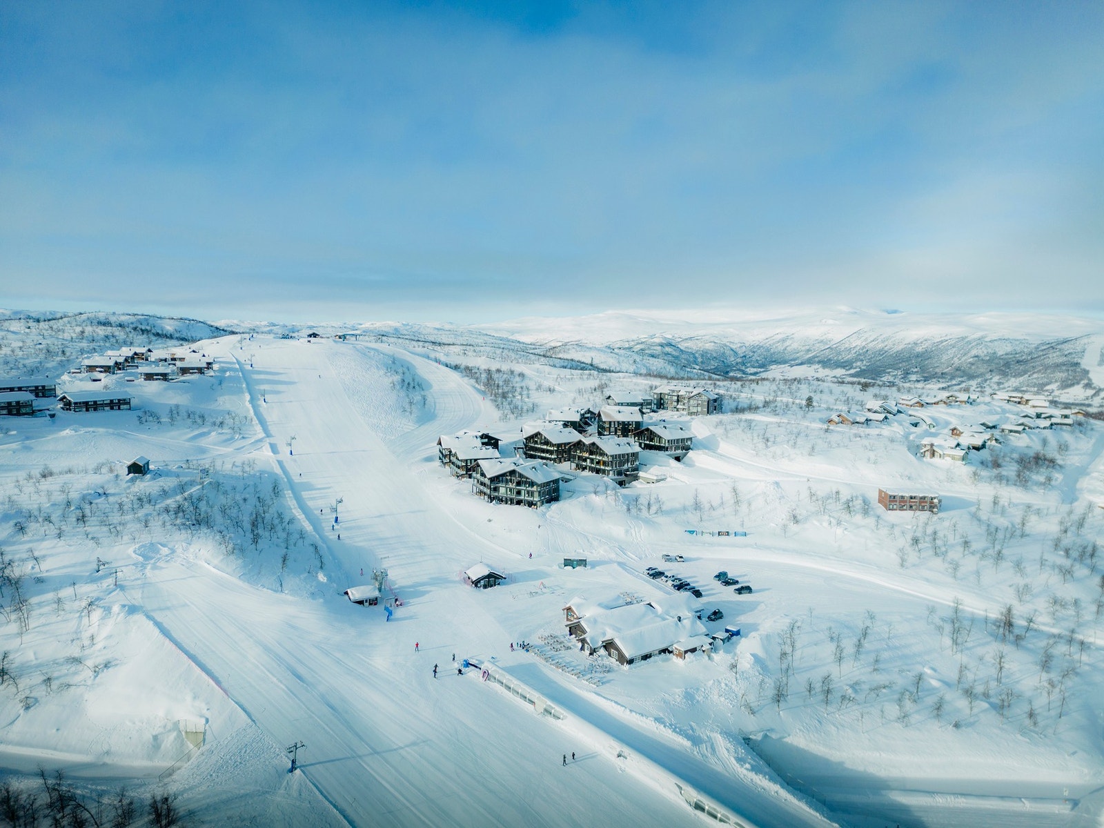 Innflytningsklare leiligheter med helt rå beliggenhet ved skibakken. Se www.kikutalpinlodge.no. Foto: Paul Lockhart Galleribilde